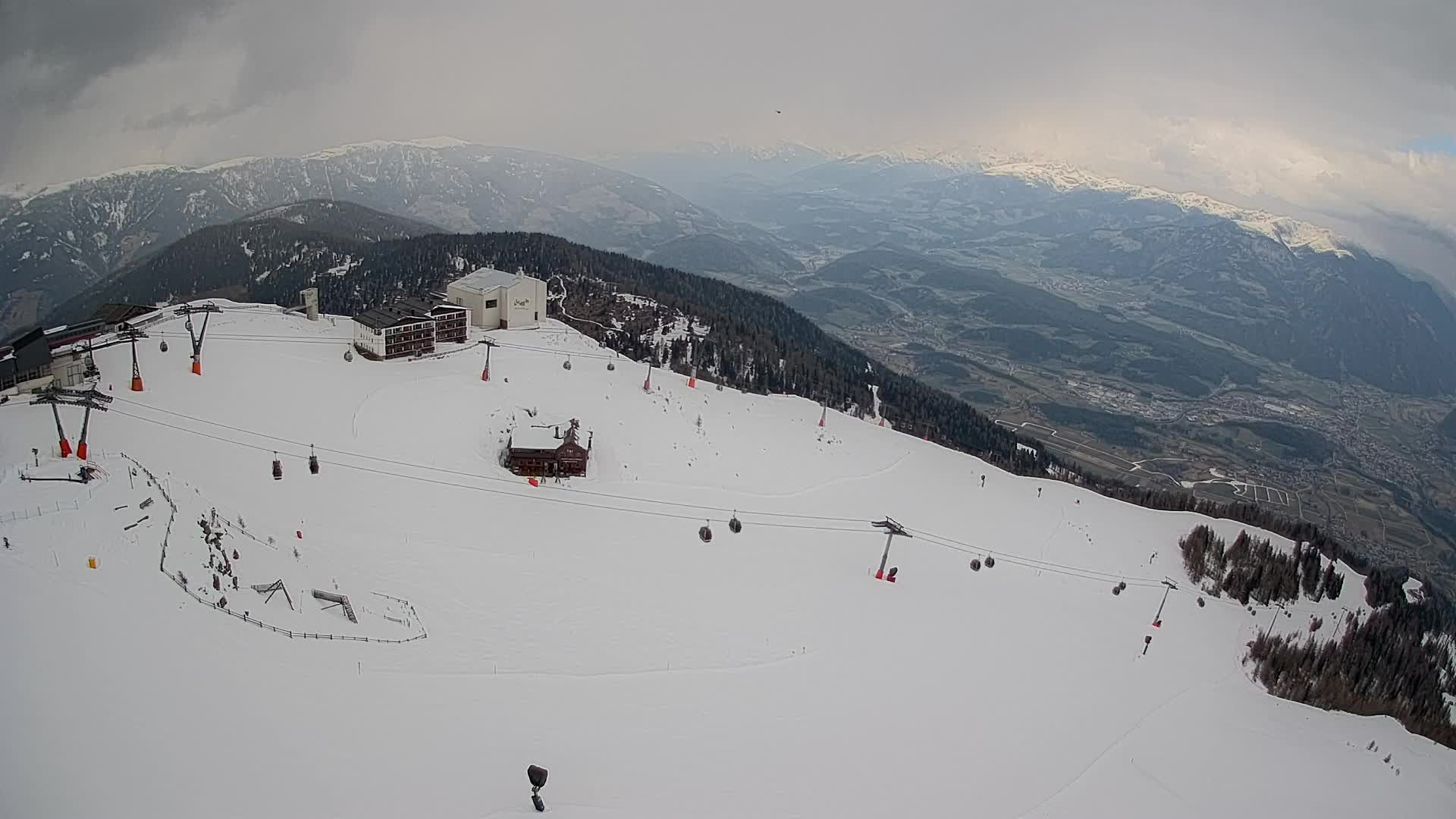 Cima estación de esquí Kronplatz | vista hacia Brunico