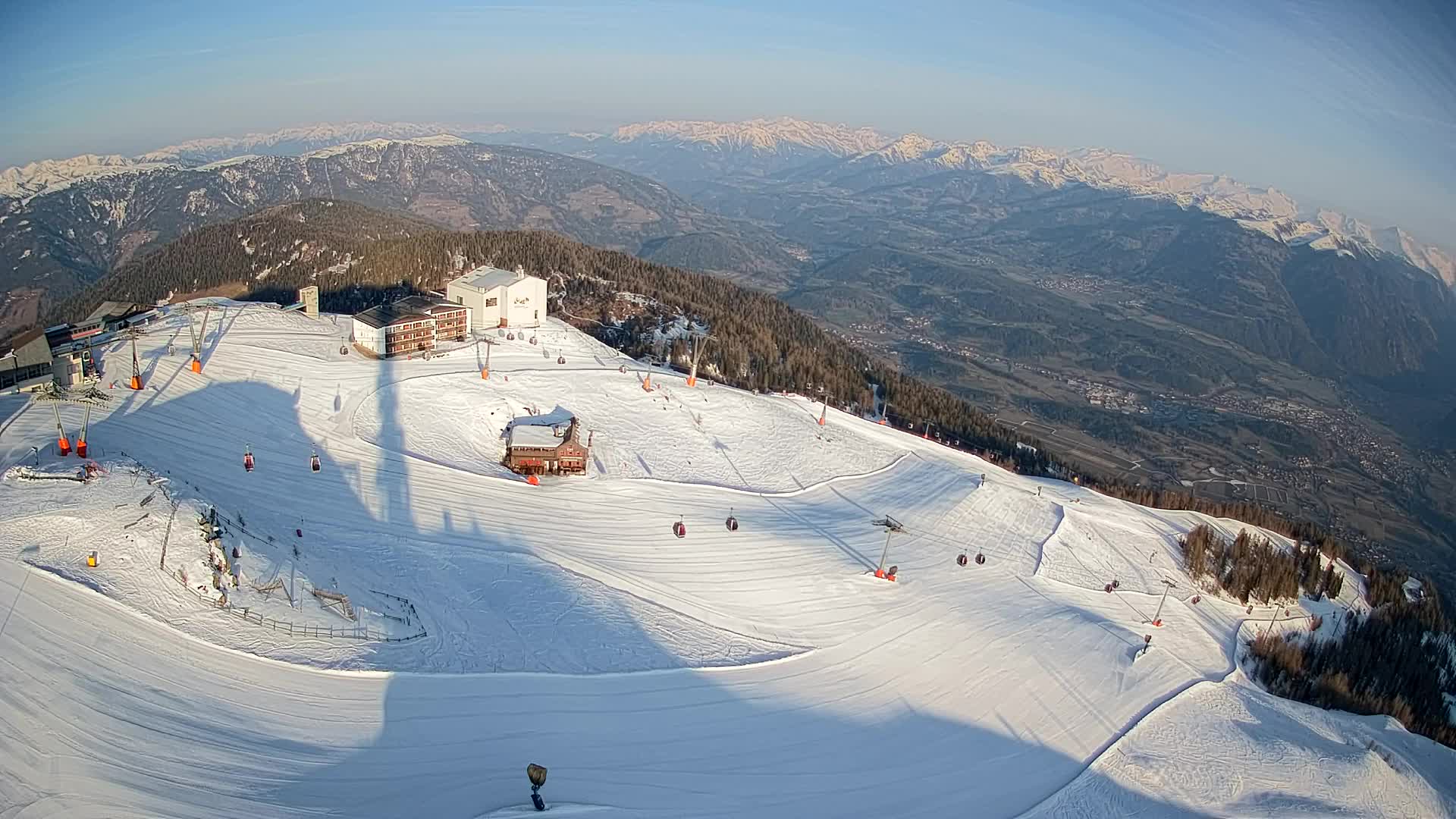 Cima estación de esquí Kronplatz | vista hacia Brunico