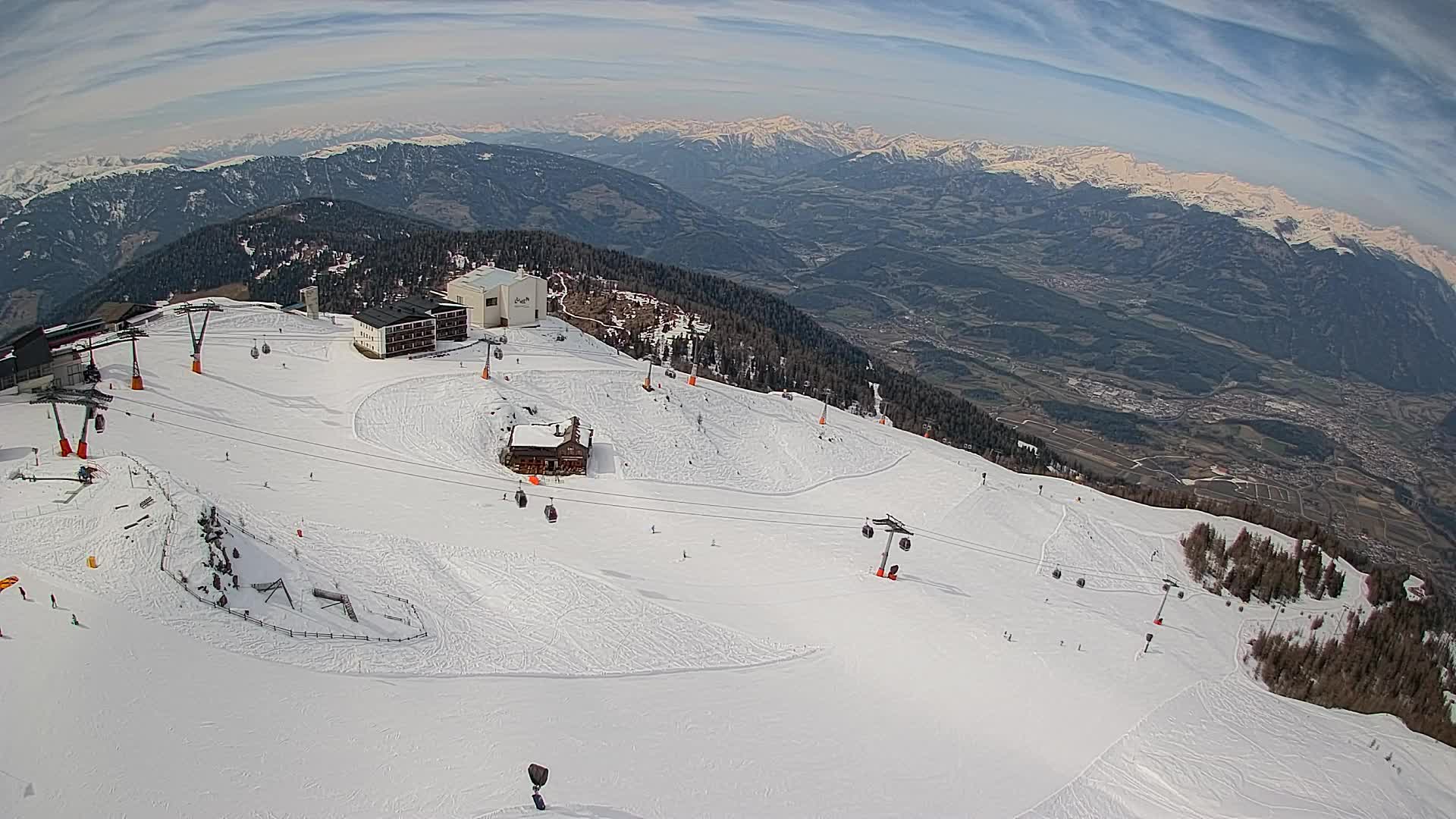 Cima estación de esquí Kronplatz | vista hacia Brunico