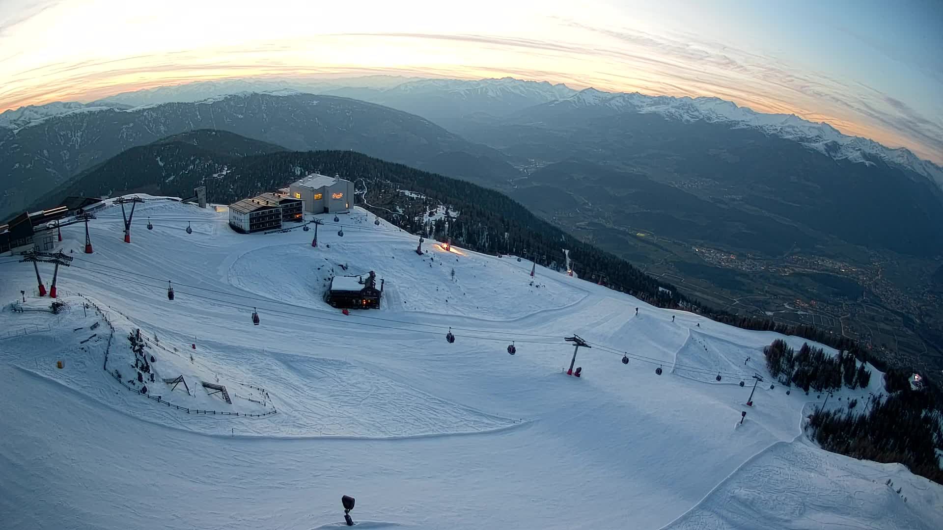 Cima estación de esquí Kronplatz | vista hacia Brunico