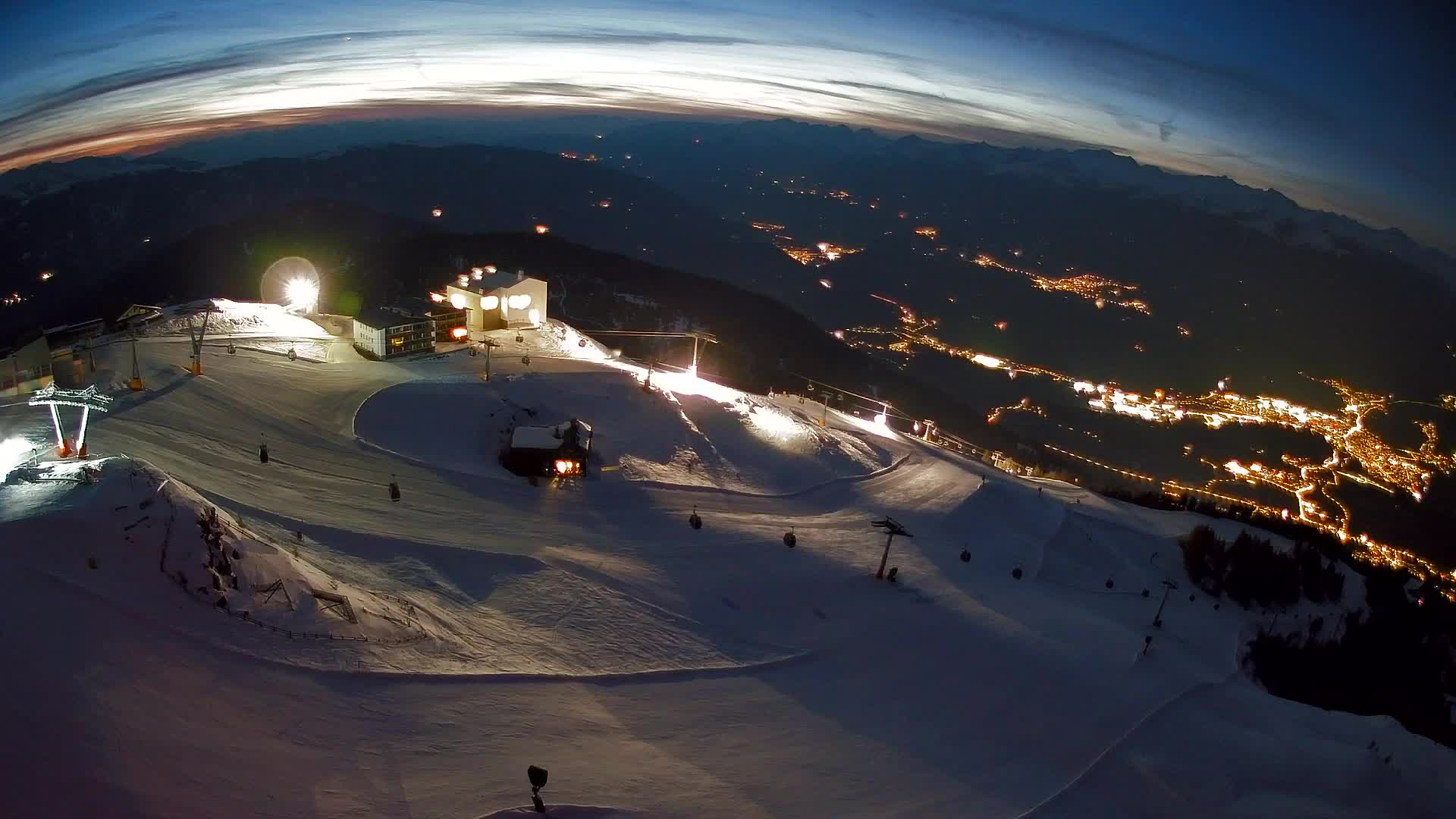 Cima estación de esquí Kronplatz | vista hacia Brunico