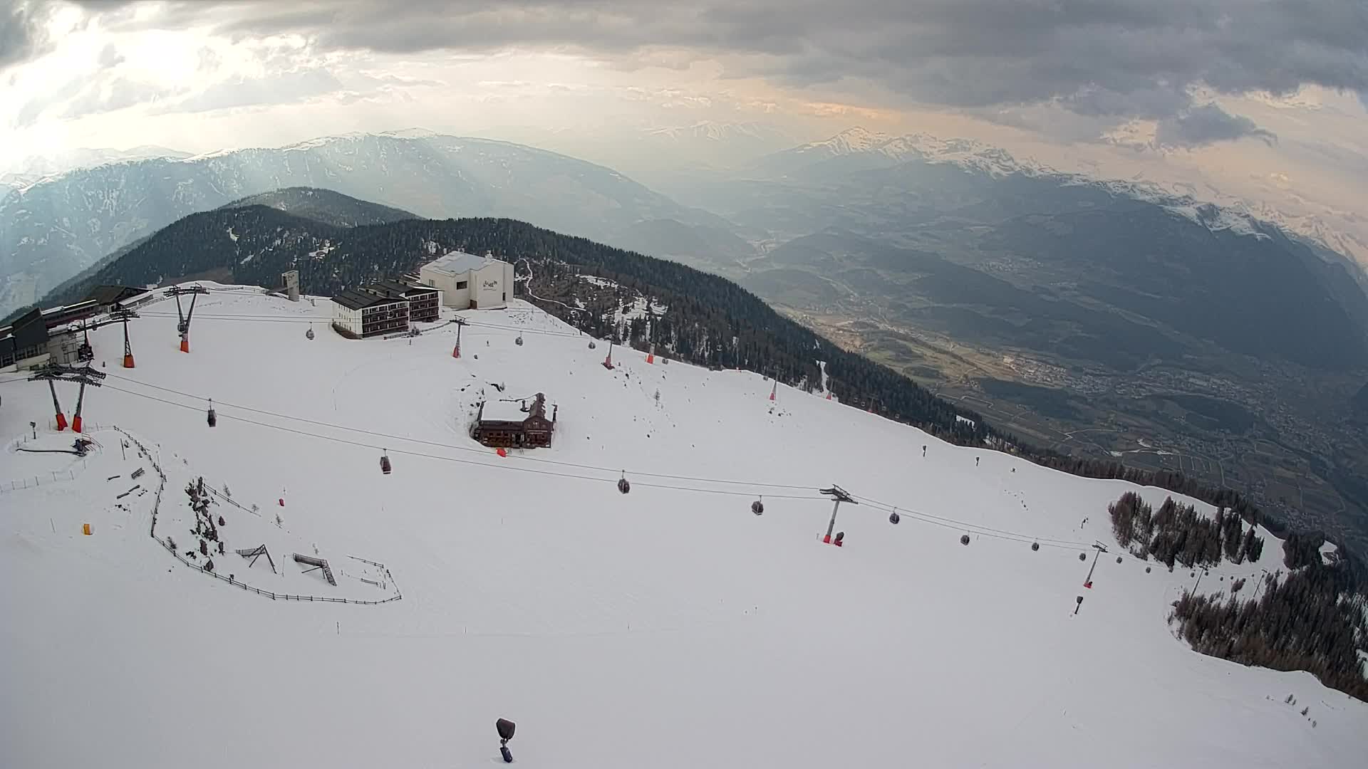 Cima estación de esquí Kronplatz | vista hacia Brunico