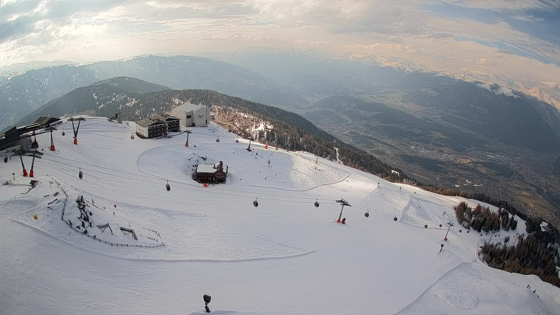Cima estación de esquí Kronplatz | vista hacia Brunico