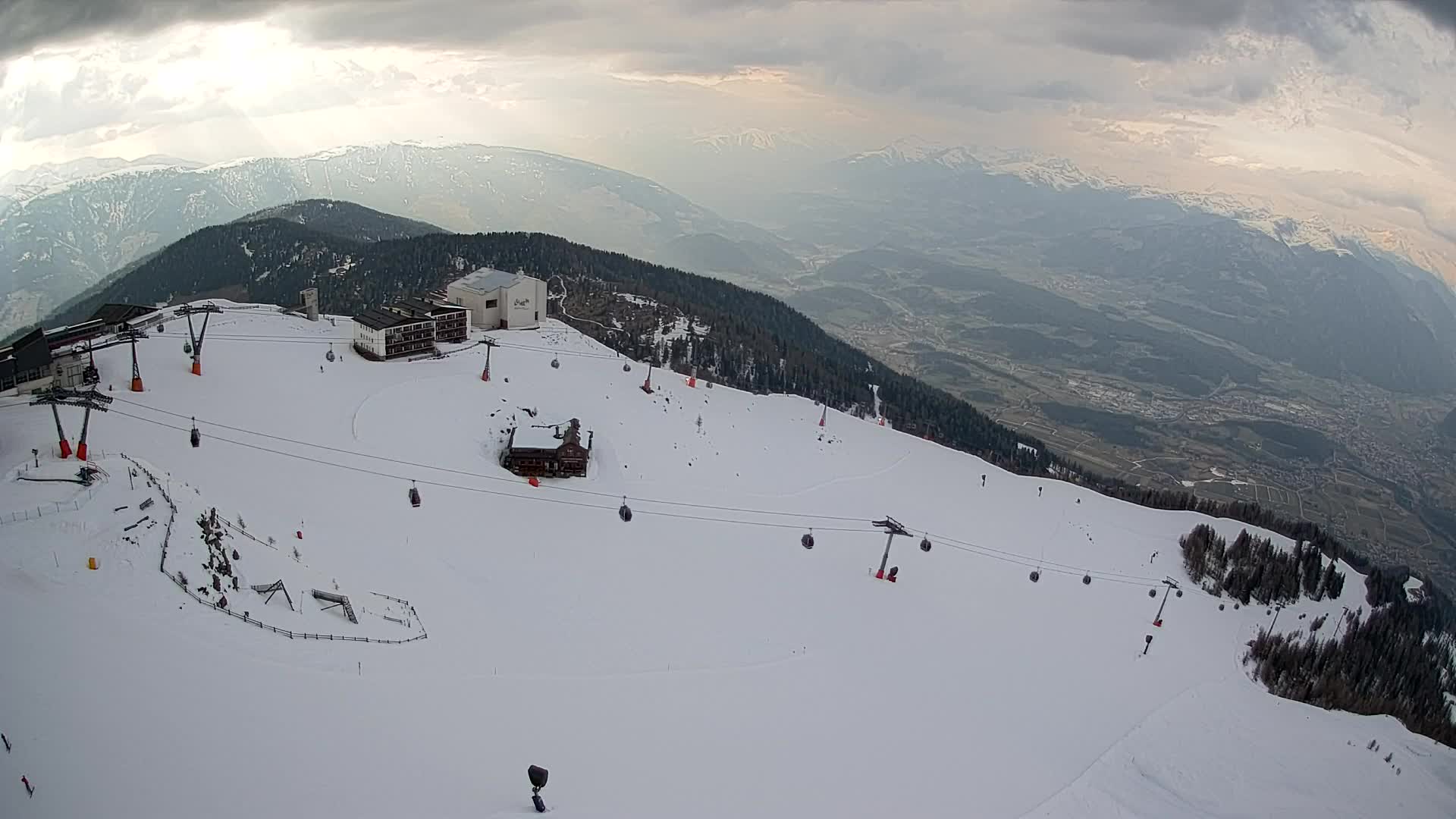 Cima estación de esquí Kronplatz | vista hacia Brunico