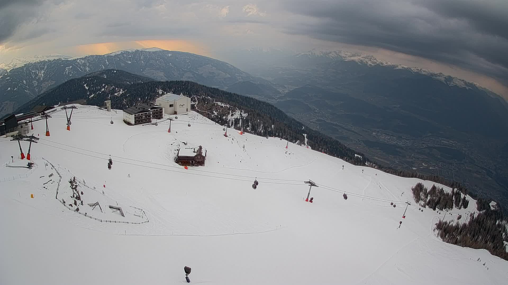 Cima estación de esquí Kronplatz | vista hacia Brunico