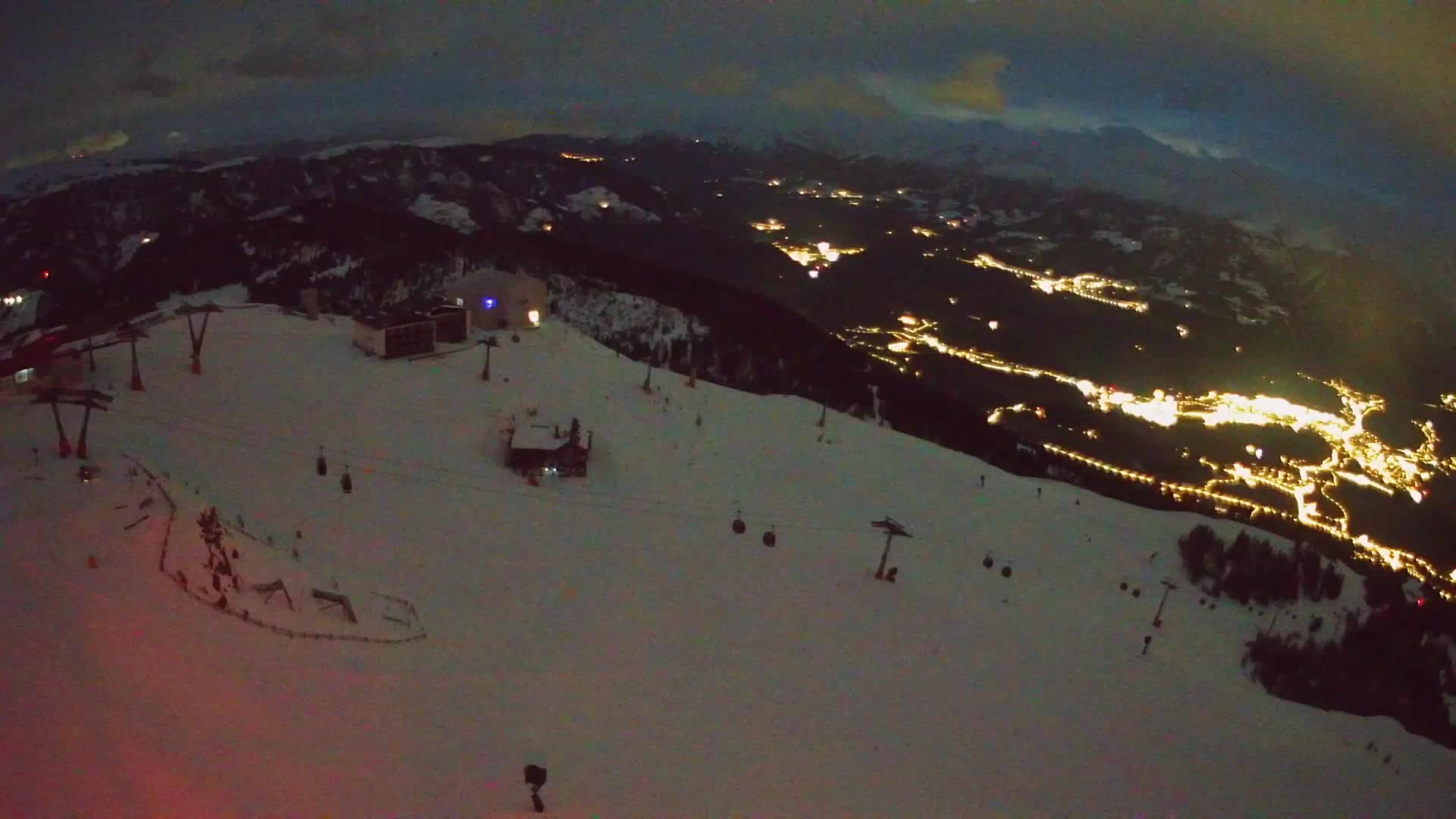Cima estación de esquí Kronplatz | vista hacia Brunico