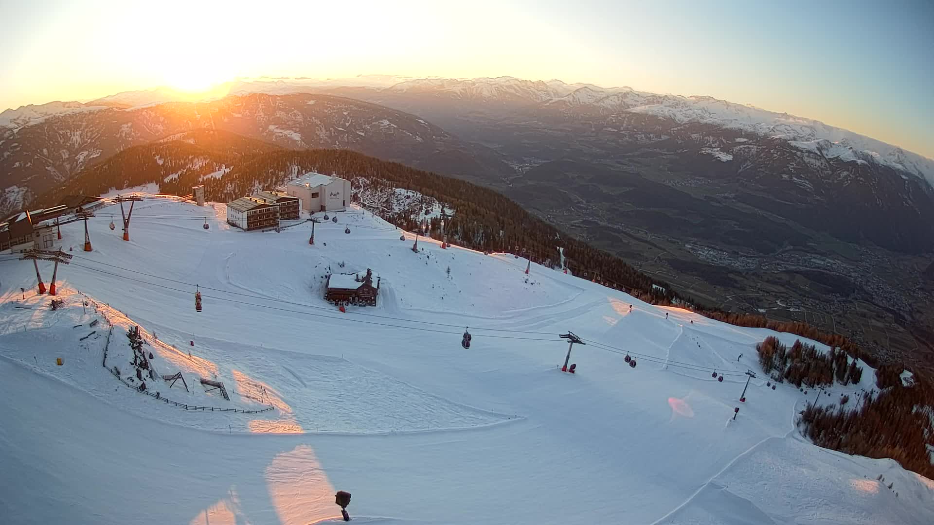 Cima estación de esquí Kronplatz | vista hacia Brunico