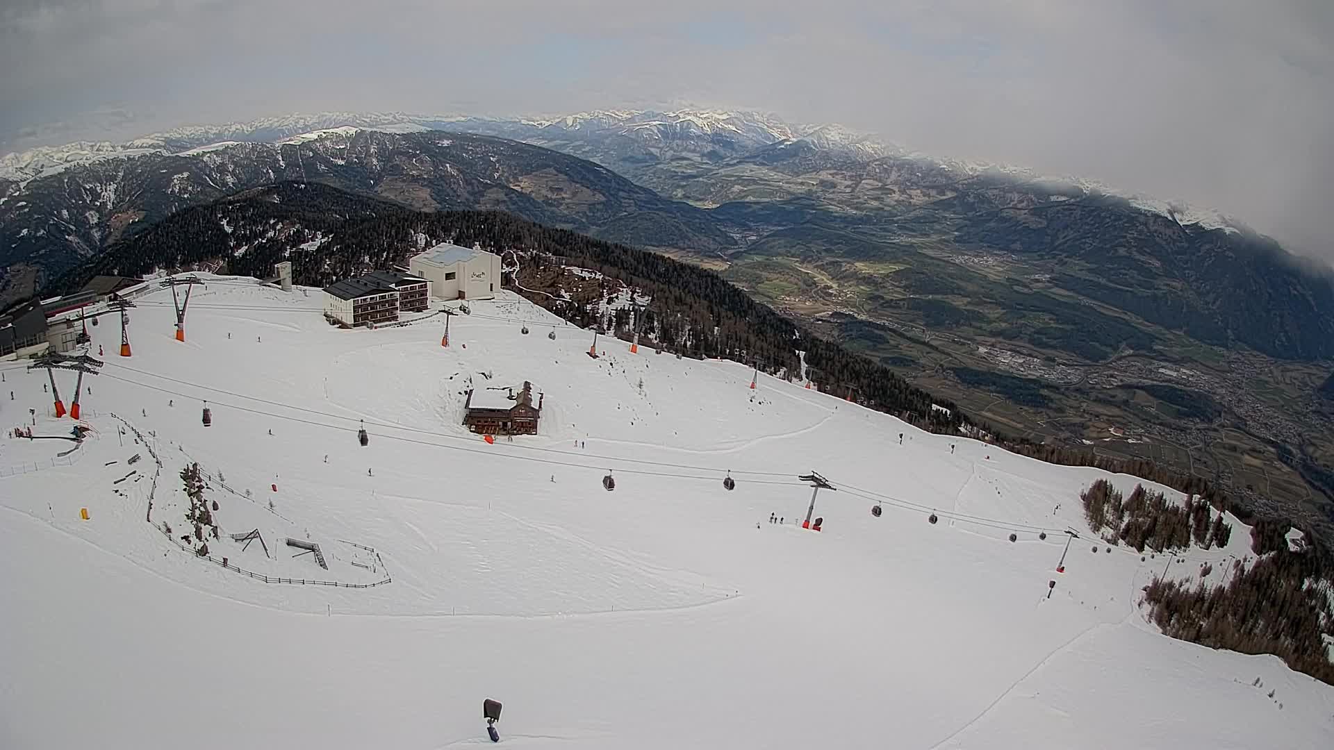 Cima estación de esquí Kronplatz | vista hacia Brunico