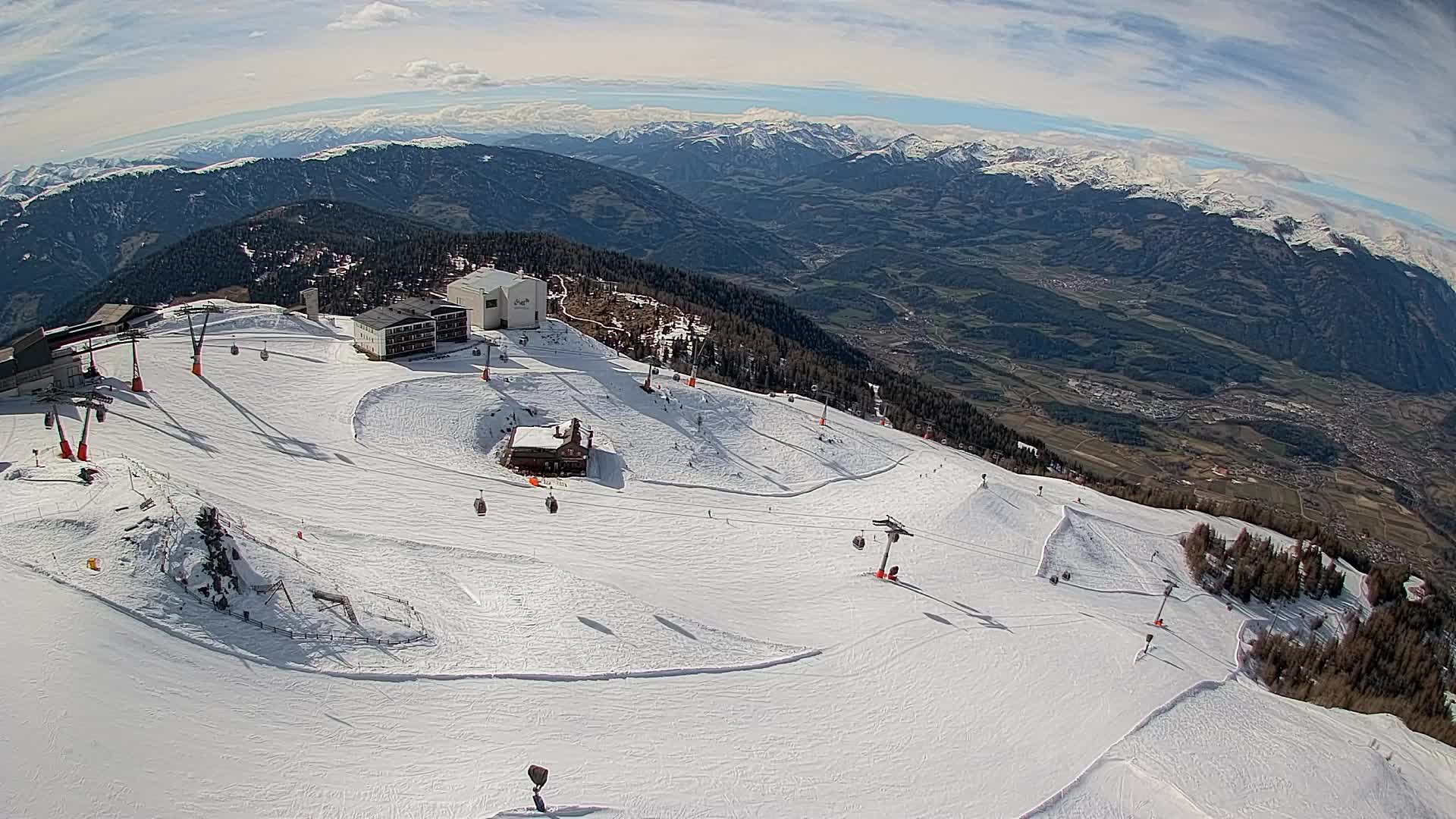 Cima estación de esquí Kronplatz | vista hacia Brunico