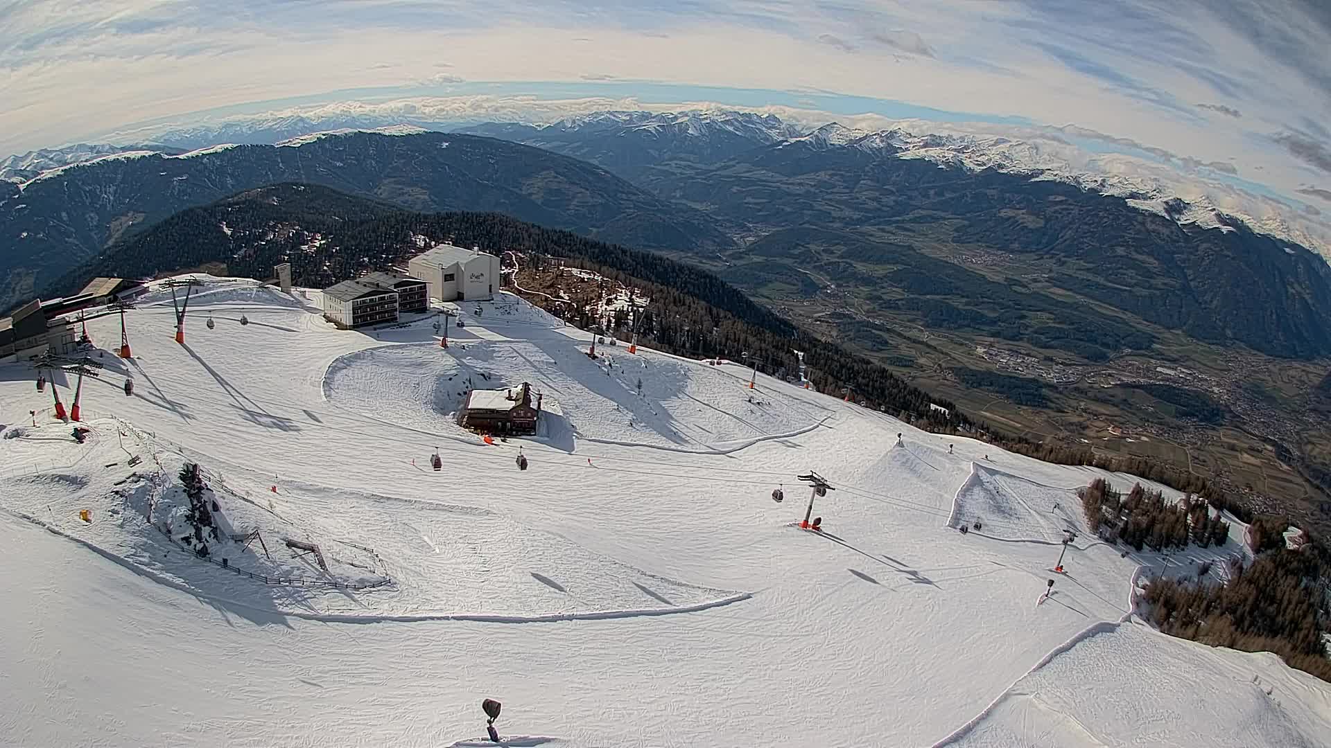 Cima estación de esquí Kronplatz | vista hacia Brunico