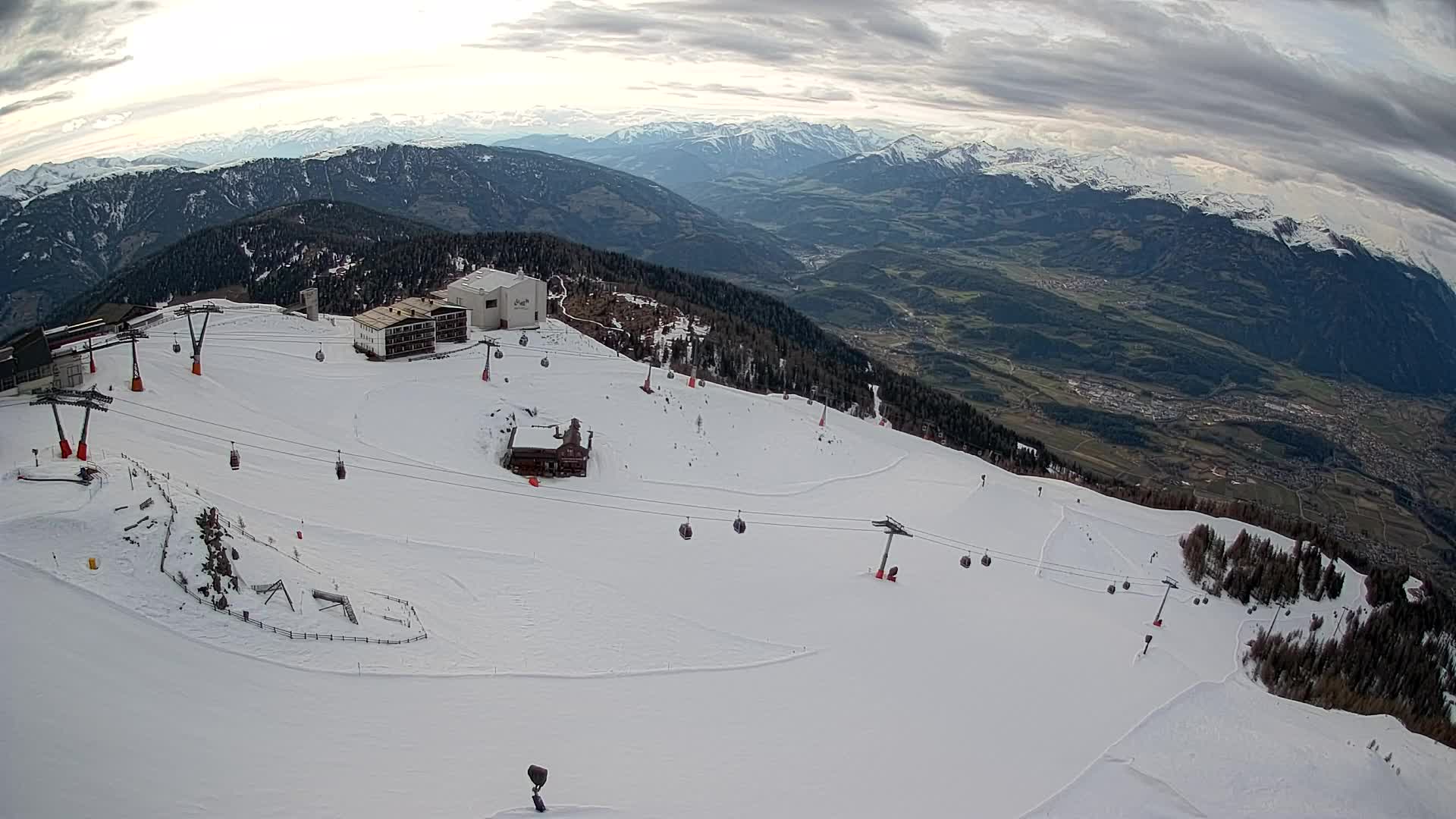 Cima estación de esquí Kronplatz | vista hacia Brunico