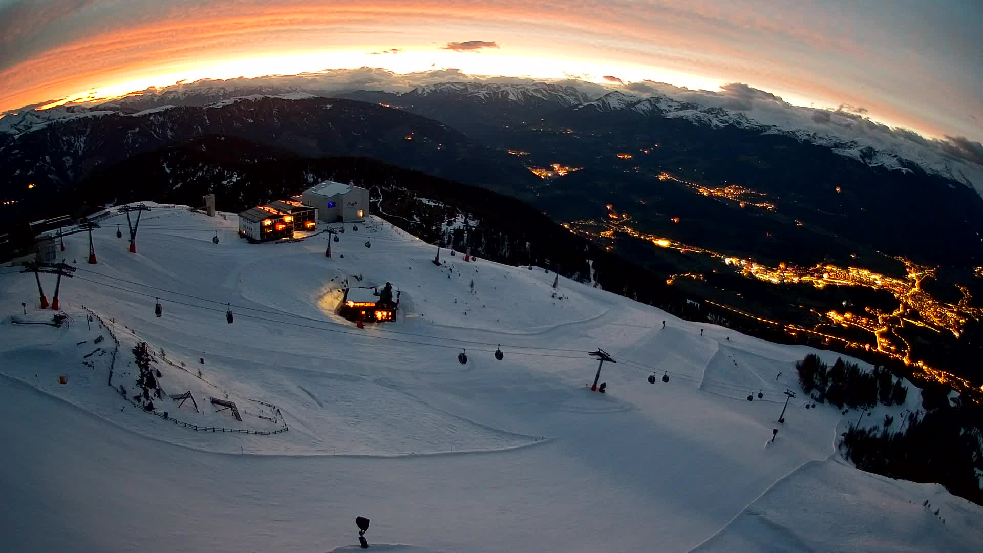 Cima estación de esquí Kronplatz | vista hacia Brunico