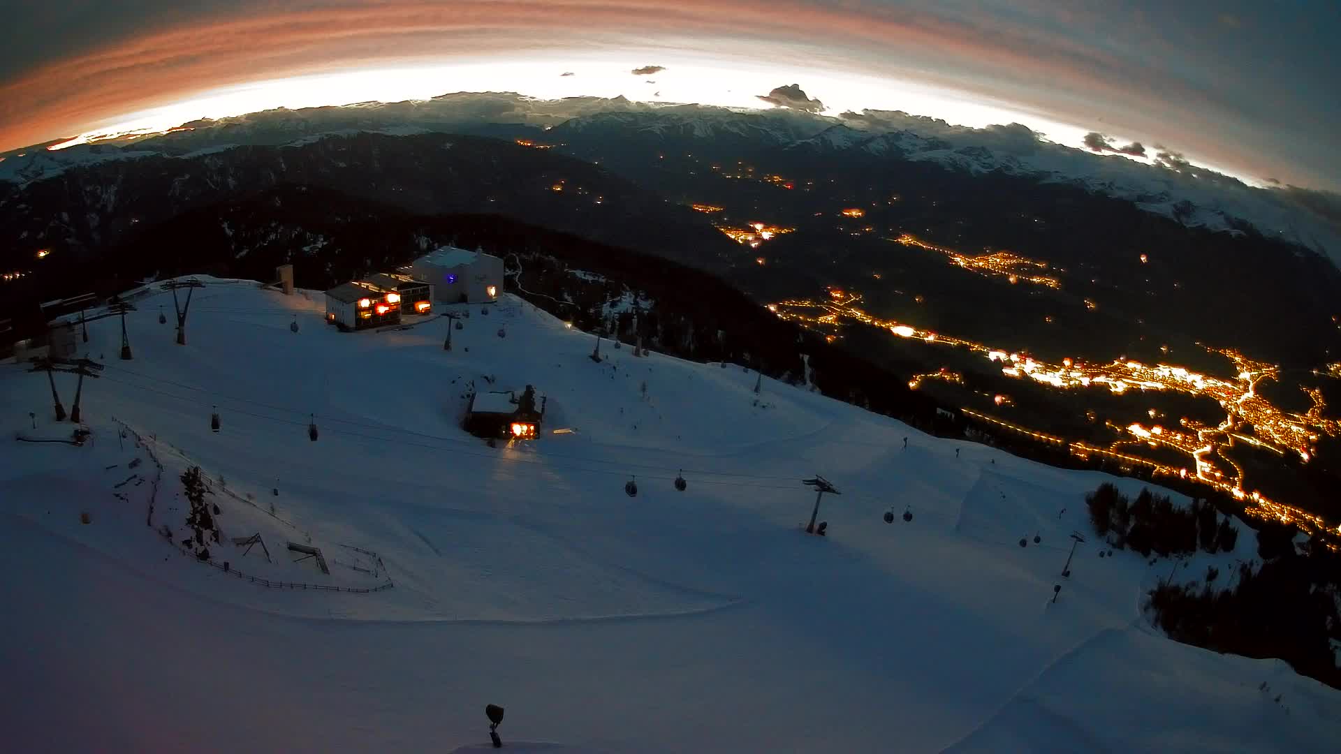 Cima estación de esquí Kronplatz | vista hacia Brunico