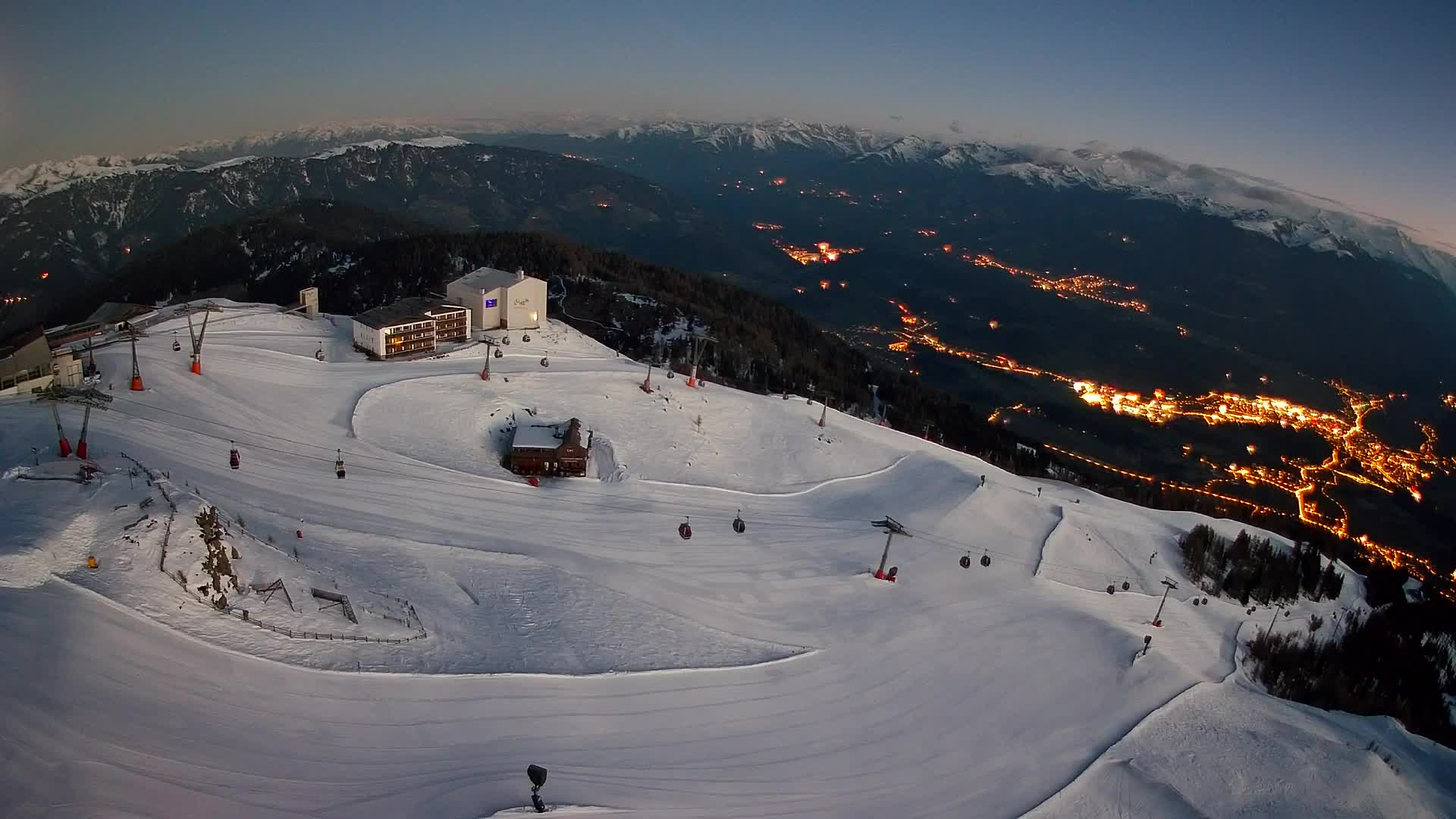 Cima estación de esquí Kronplatz | vista hacia Brunico