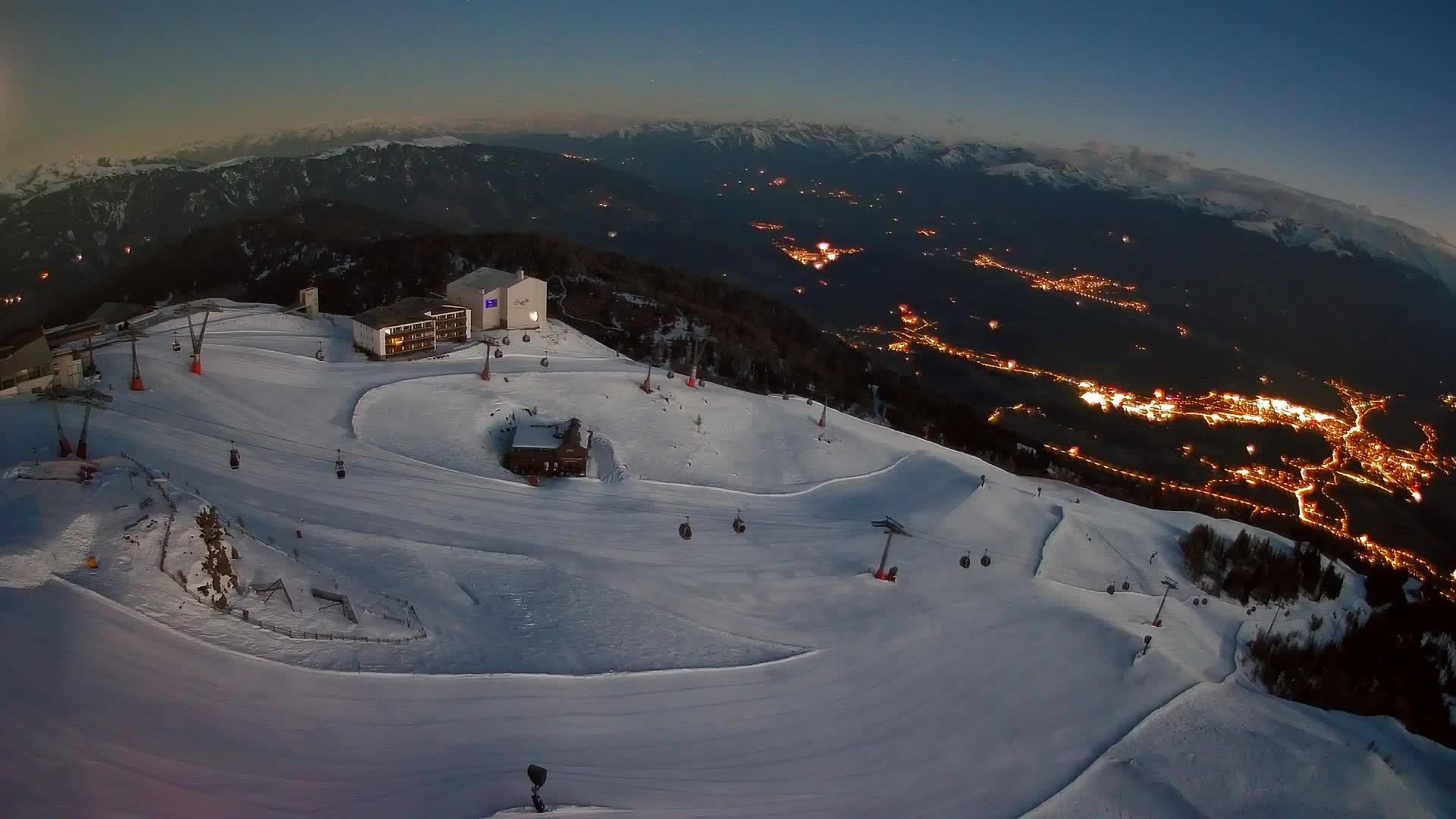 Cima estación de esquí Kronplatz | vista hacia Brunico
