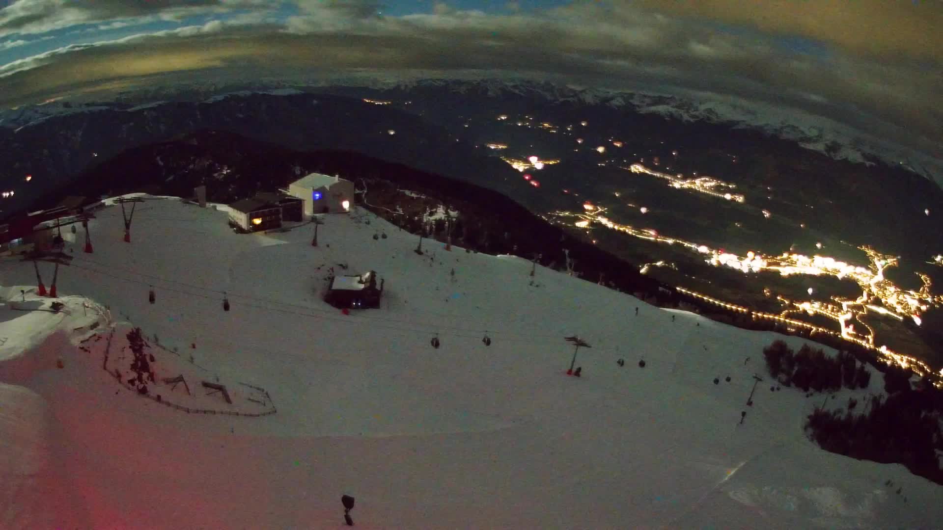 Cima estación de esquí Kronplatz | vista hacia Brunico