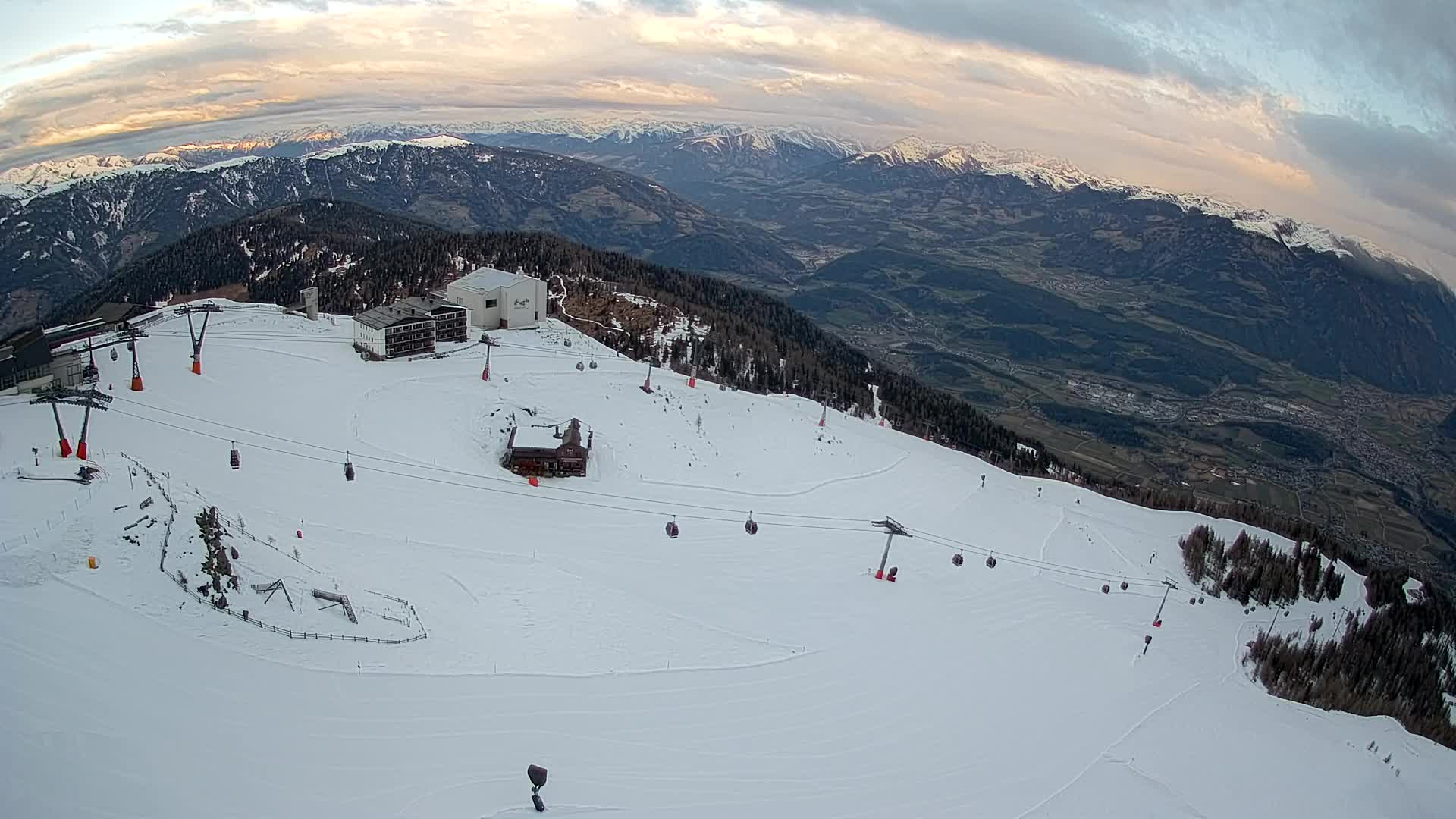 Cima estación de esquí Kronplatz | vista hacia Brunico