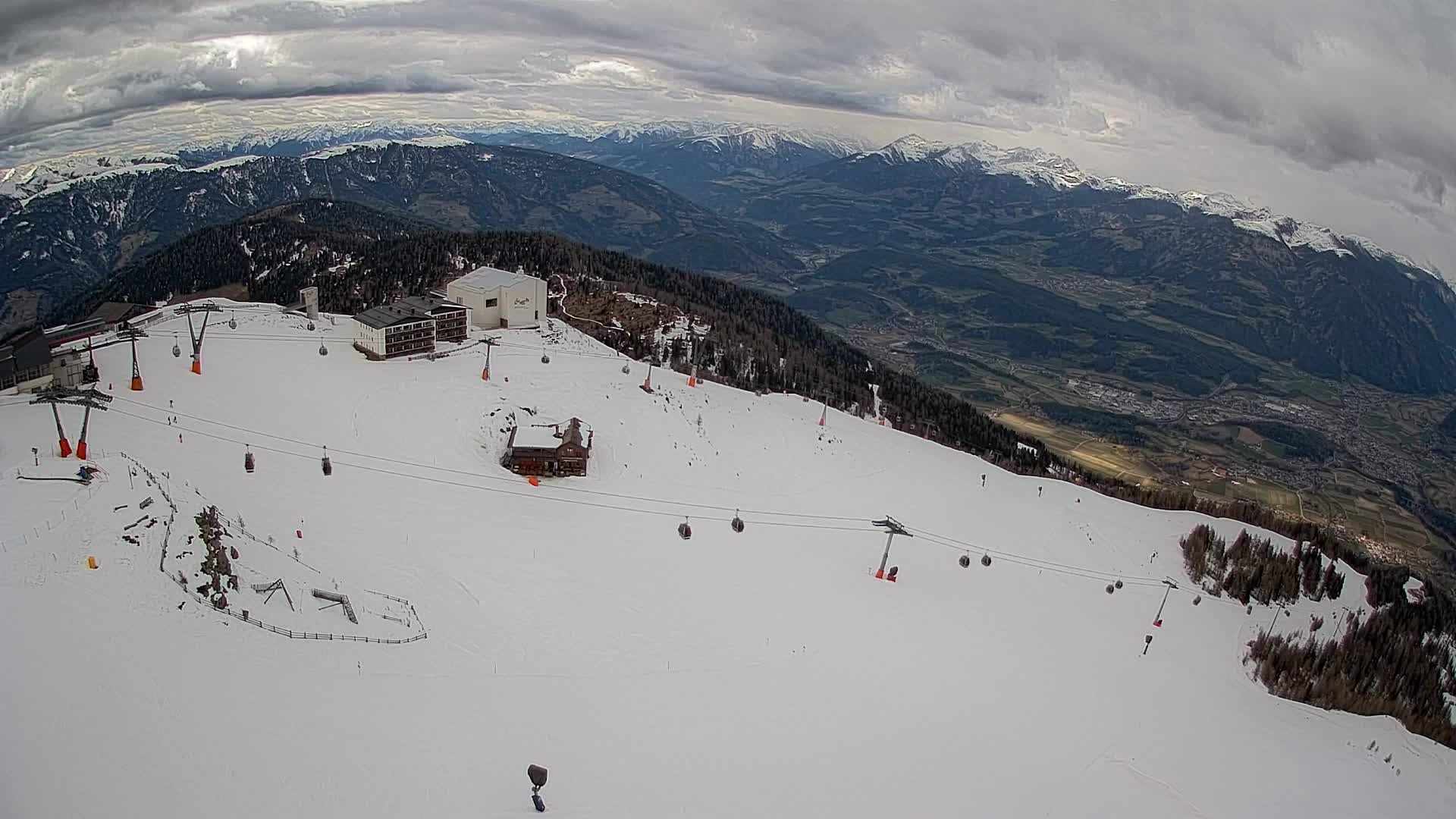 Cima estación de esquí Kronplatz | vista hacia Brunico