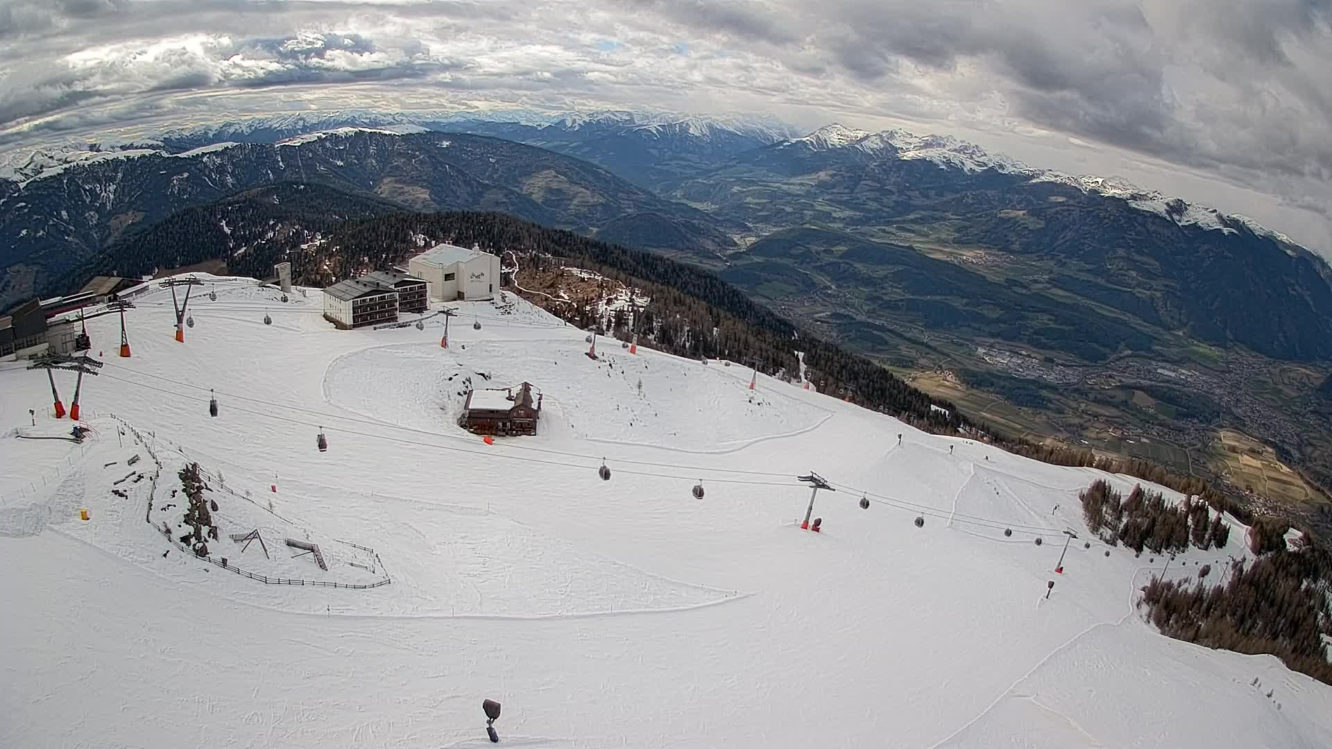 Cima estación de esquí Kronplatz | vista hacia Brunico