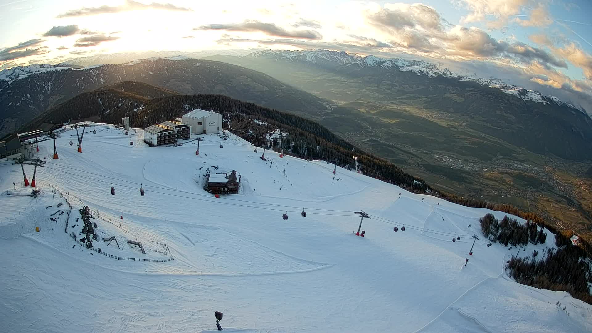 Cima estación de esquí Kronplatz | vista hacia Brunico