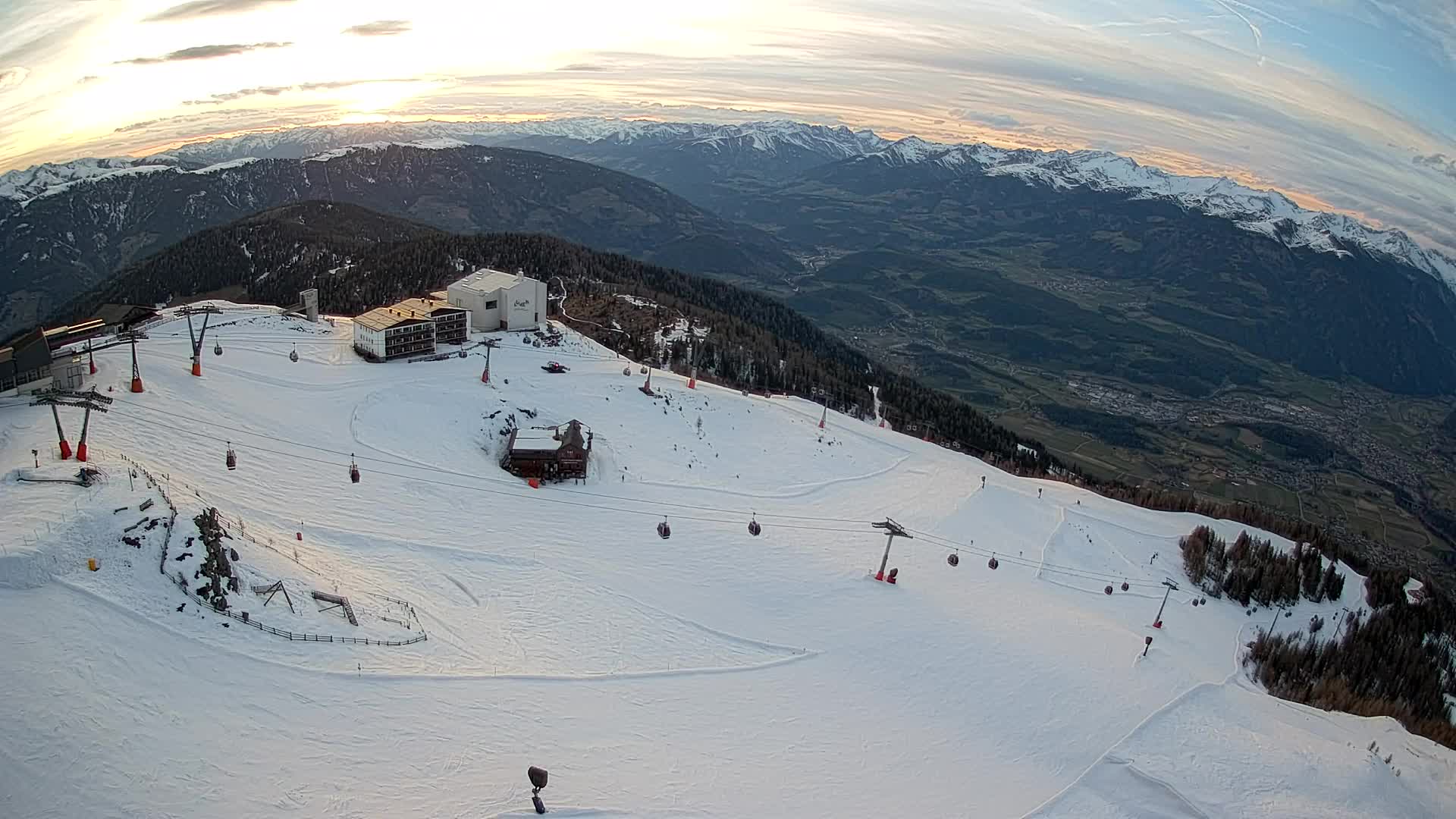 Skigebiet Kronplatz Gipfel | Blick auf Bruneck