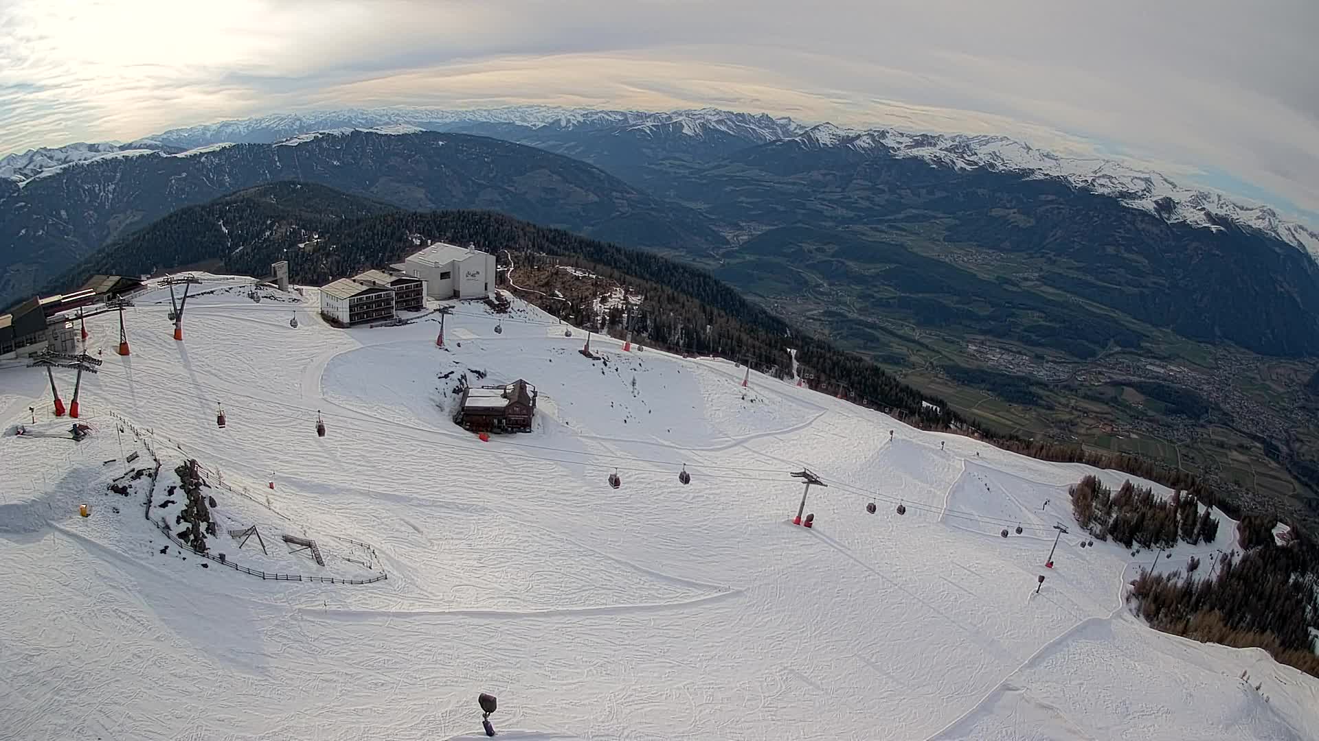 Cima estación de esquí Kronplatz | vista hacia Brunico