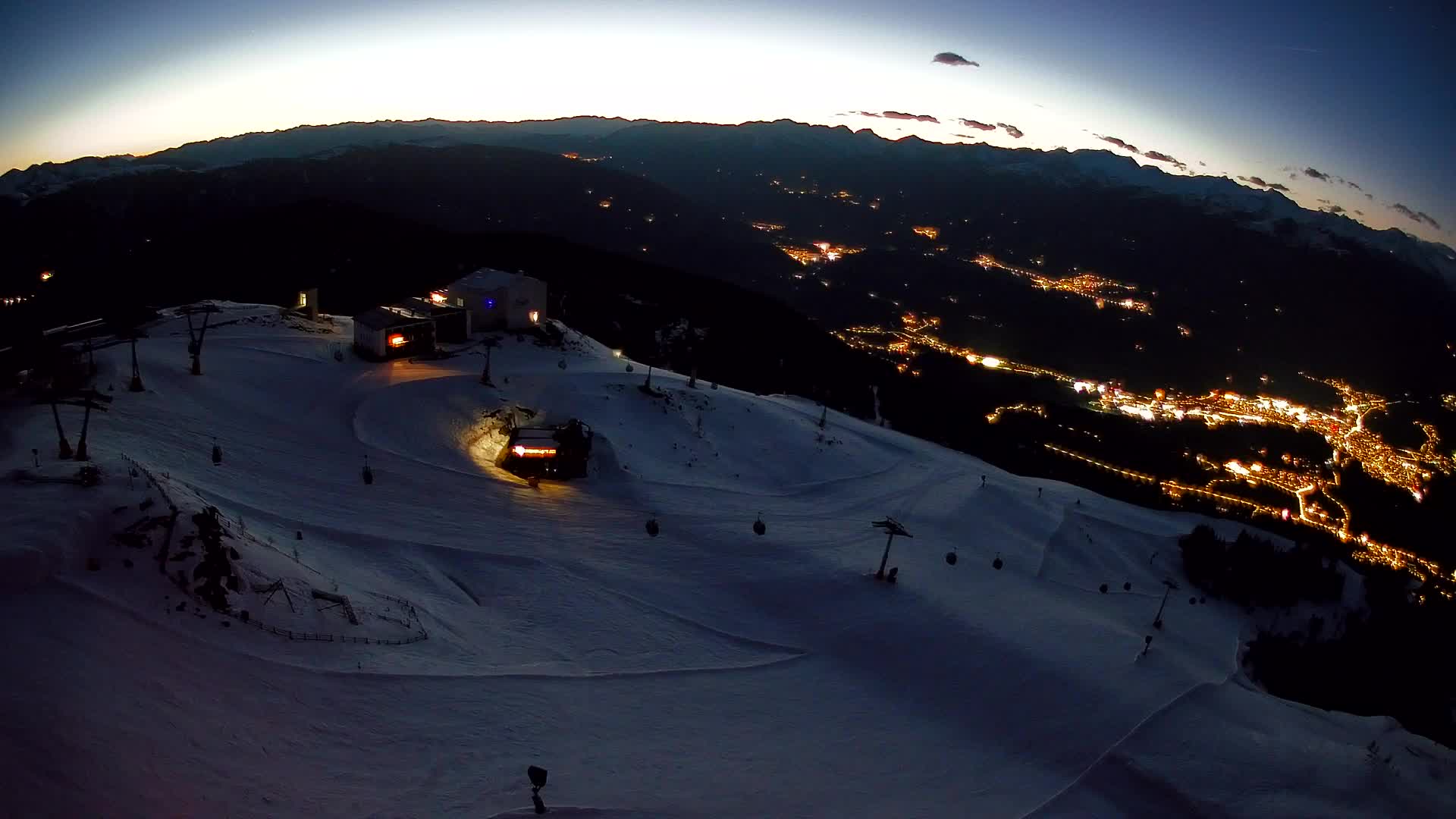 Cima estación de esquí Kronplatz | vista hacia Brunico