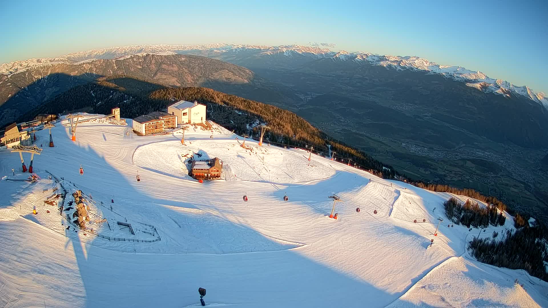Cima estación de esquí Kronplatz | vista hacia Brunico