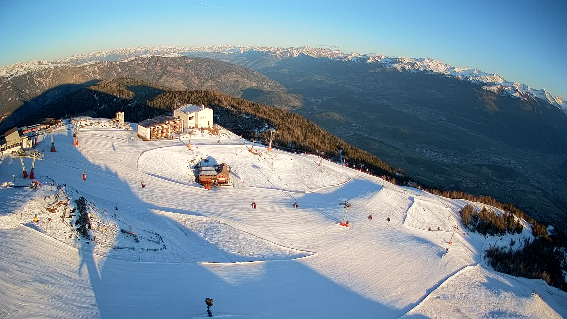 Cima estación de esquí Kronplatz | vista hacia Brunico
