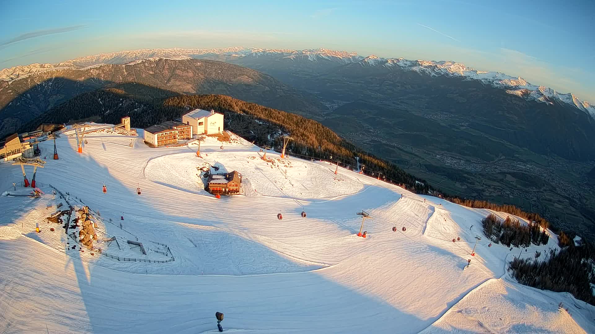 Cima estación de esquí Kronplatz | vista hacia Brunico