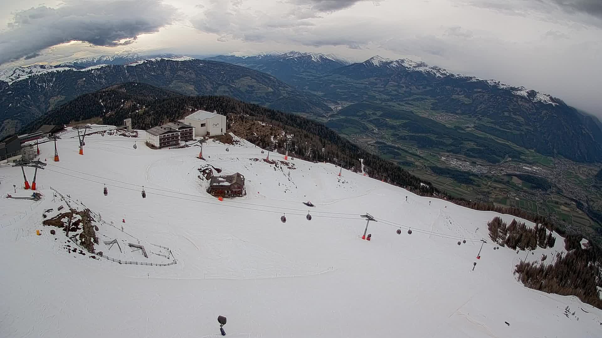 Cima estación de esquí Kronplatz | vista hacia Brunico