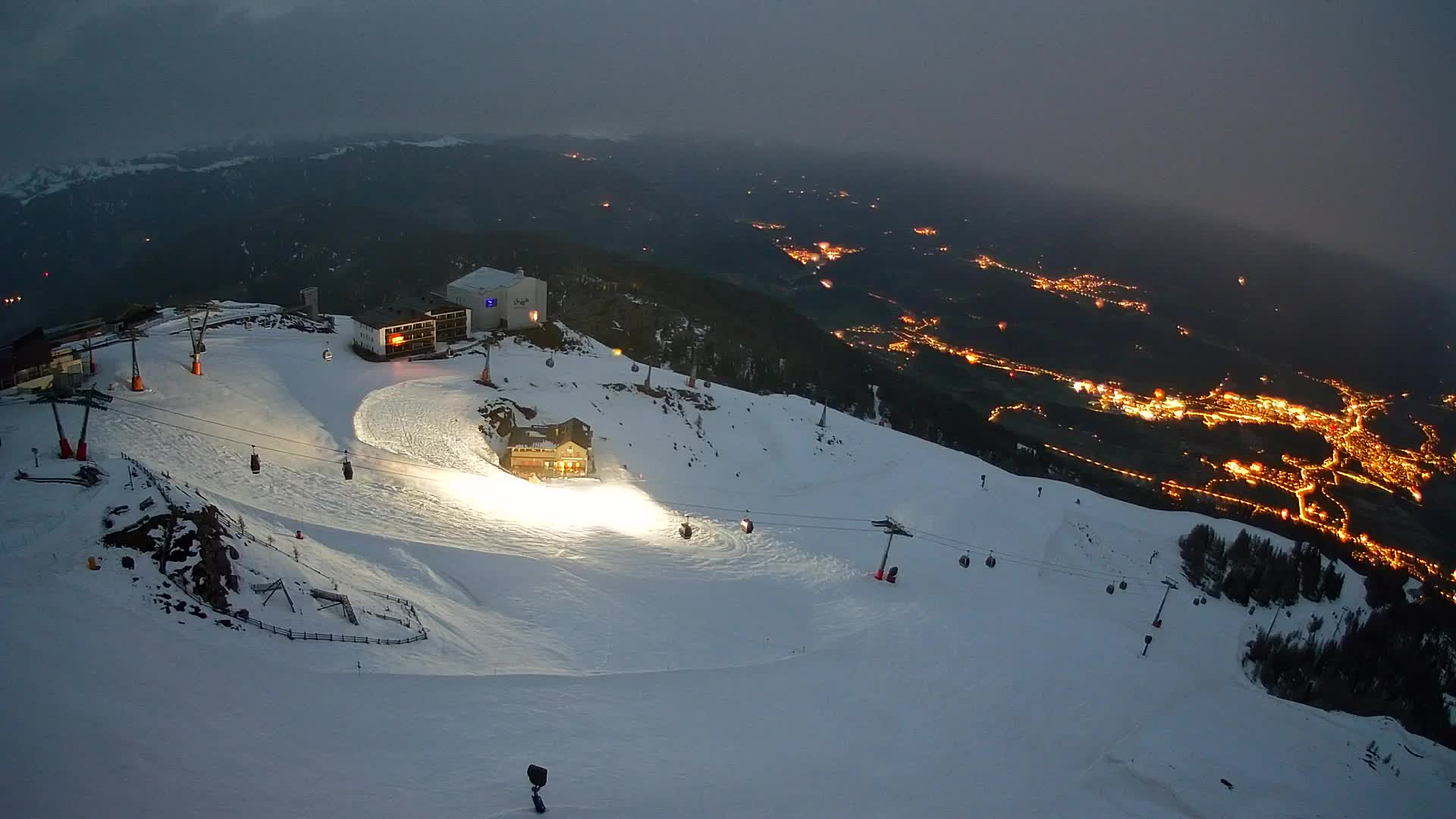 Cima estación de esquí Kronplatz | vista hacia Brunico