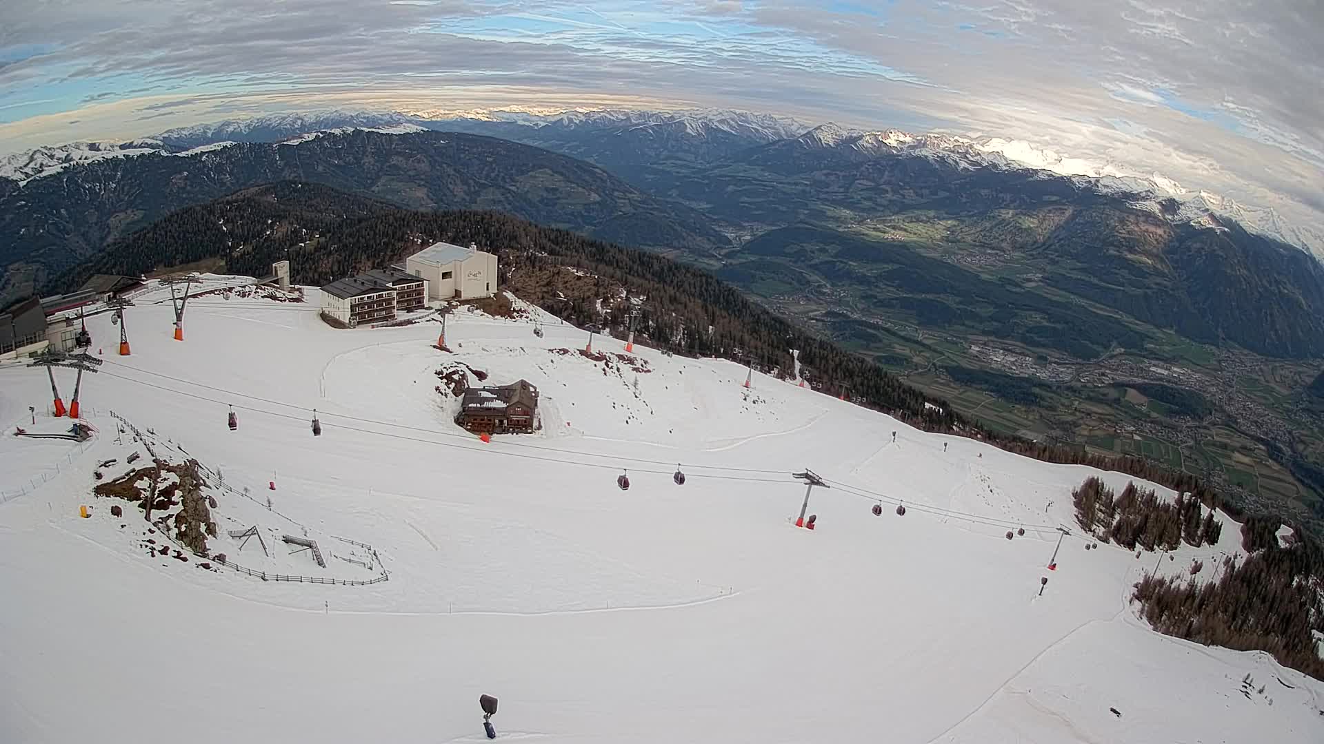 Cima estación de esquí Kronplatz | vista hacia Brunico