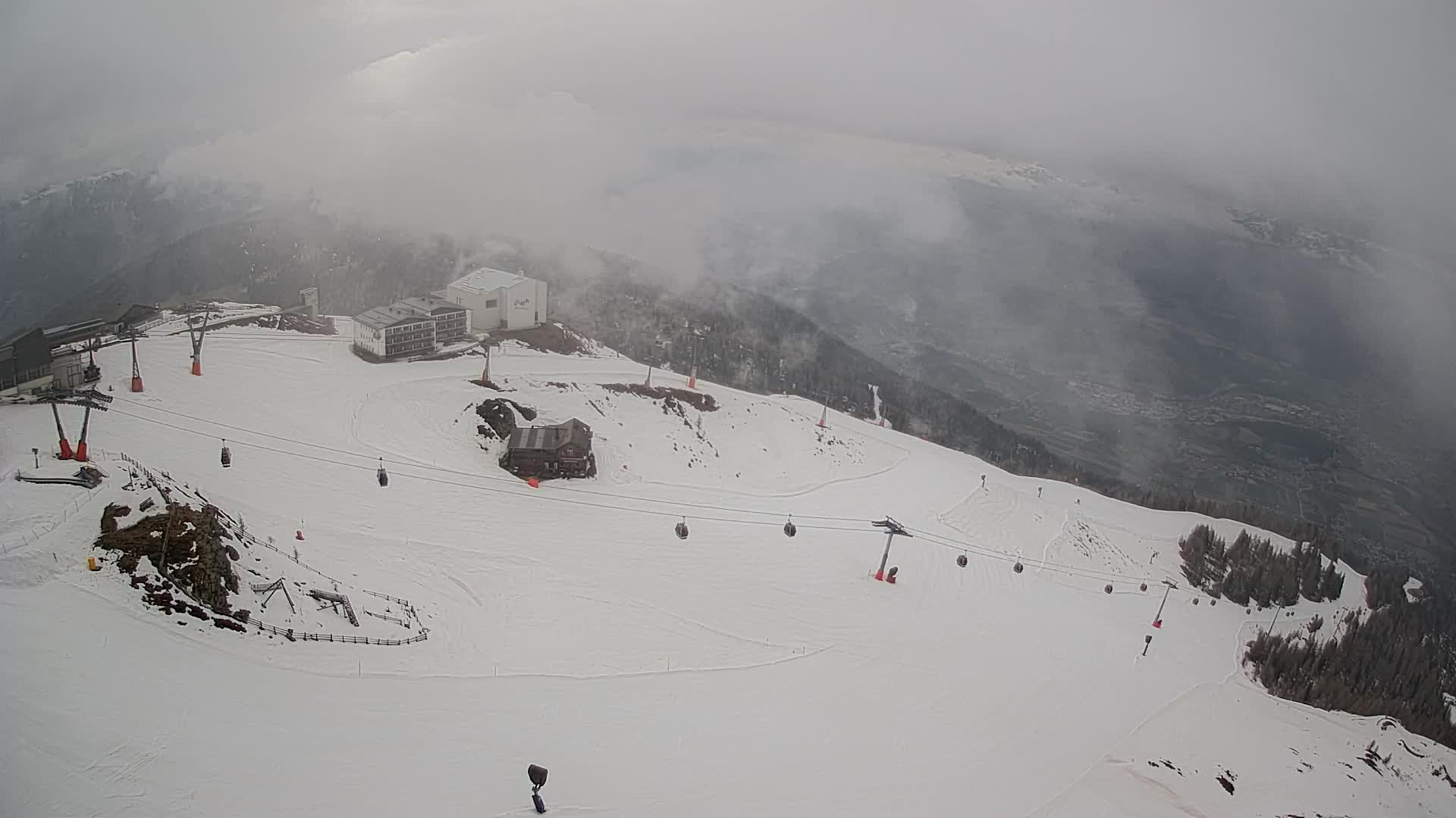 Cima estación de esquí Kronplatz | vista hacia Brunico