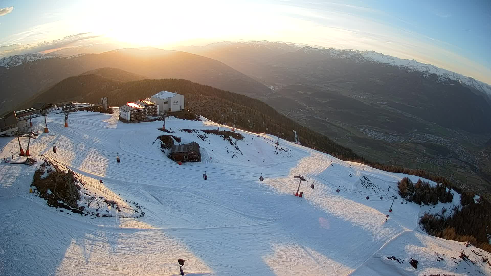 Cima estación de esquí Kronplatz | vista hacia Brunico