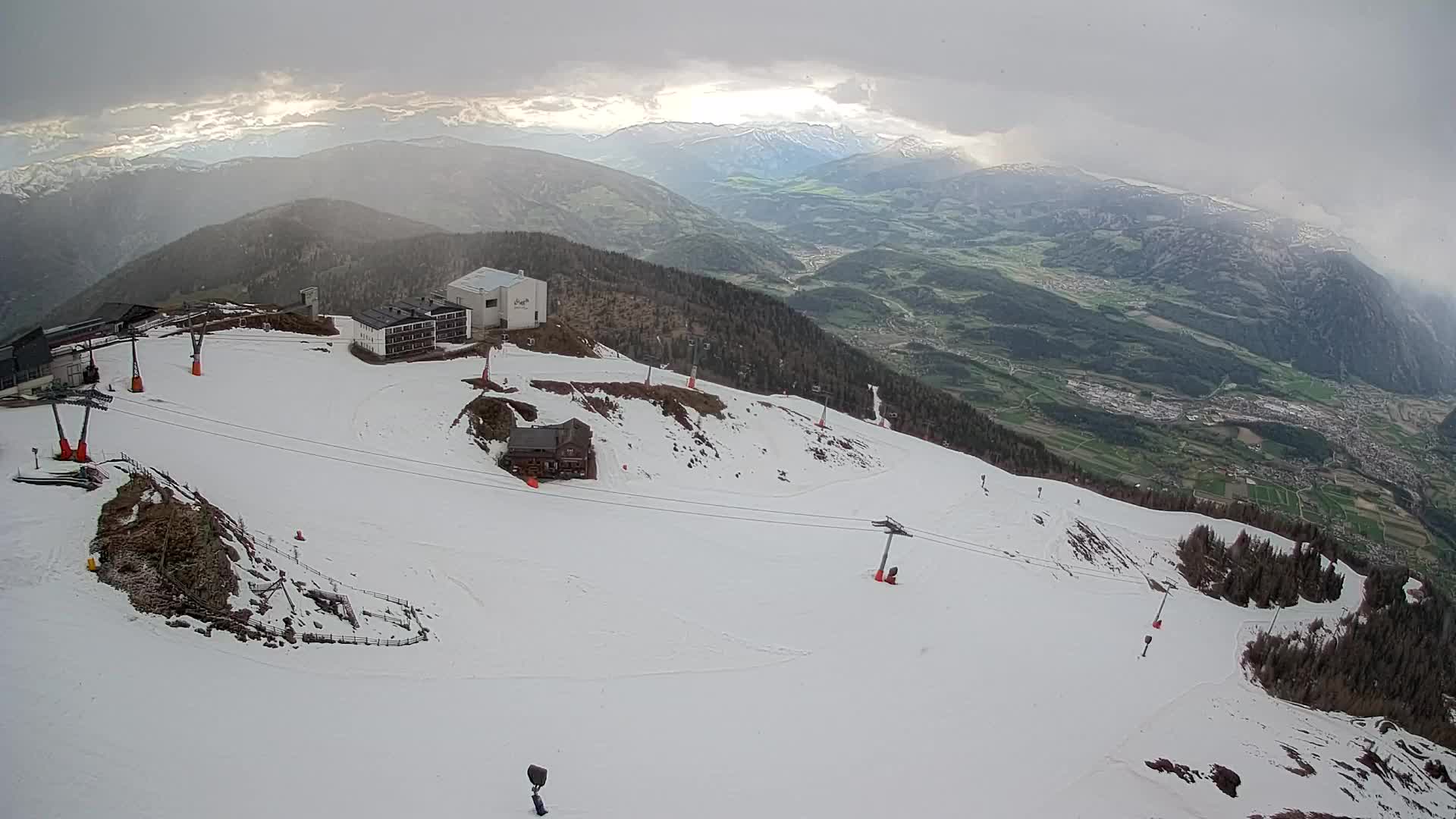 Cima estación de esquí Kronplatz | vista hacia Brunico