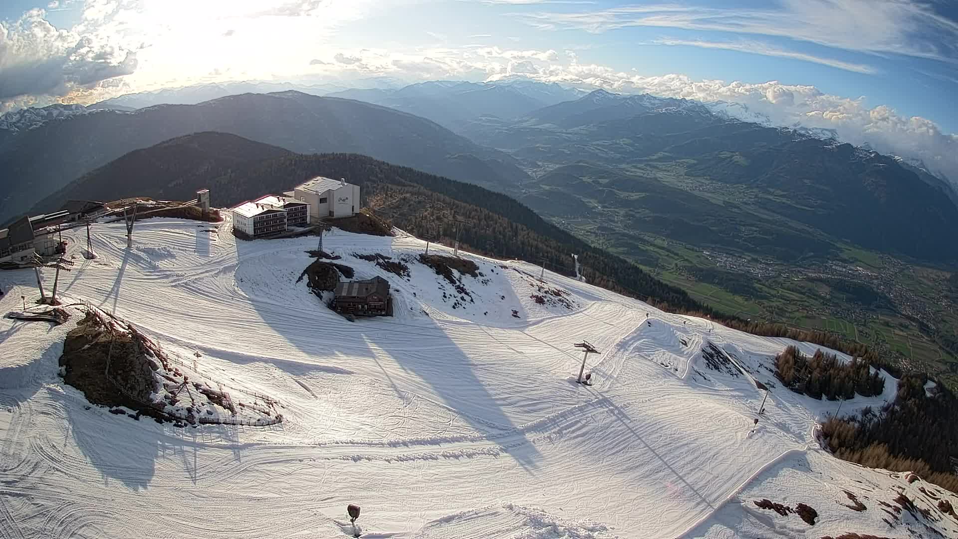 Cima estación de esquí Kronplatz | vista hacia Brunico