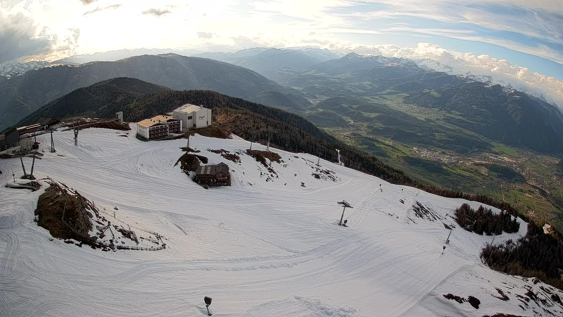 Cima estación de esquí Kronplatz | vista hacia Brunico