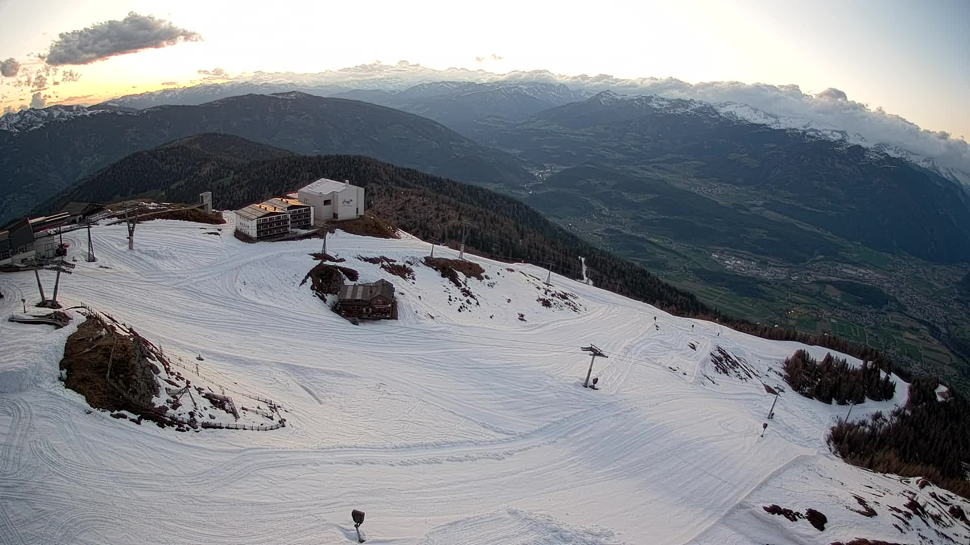 Cima estación de esquí Kronplatz | vista hacia Brunico