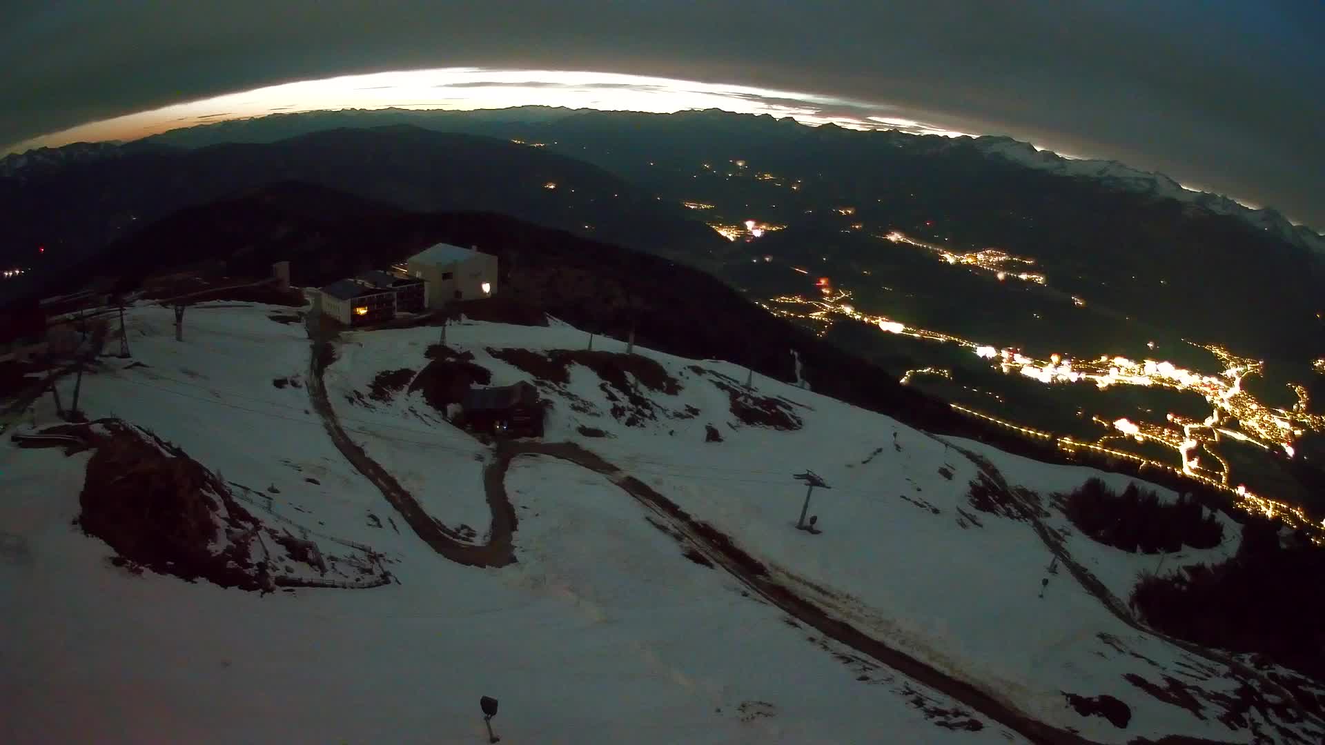 Cima estación de esquí Kronplatz | vista hacia Brunico