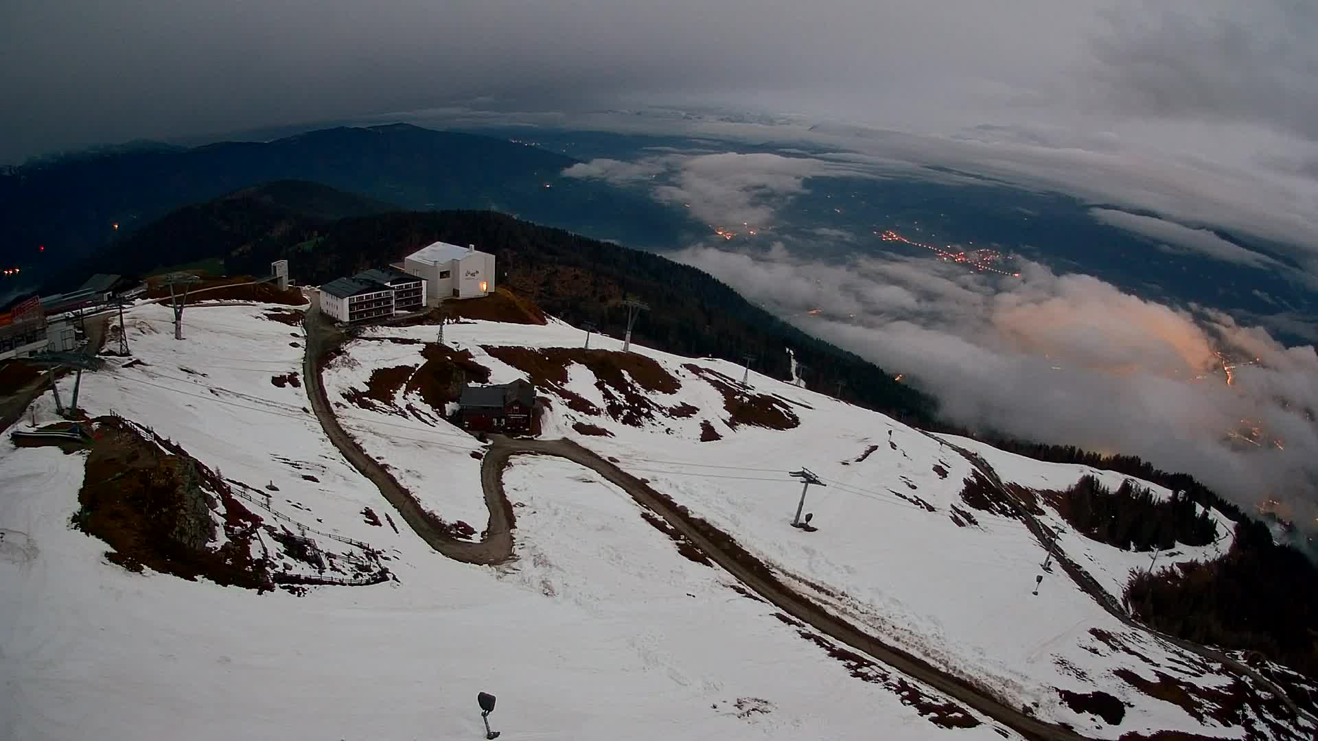 Cima estación de esquí Kronplatz | vista hacia Brunico