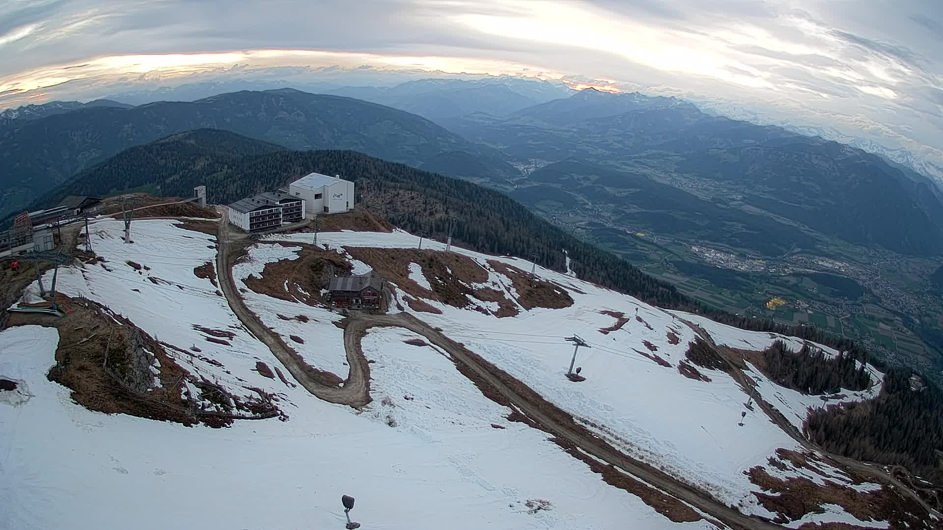 Cima estación de esquí Kronplatz | vista hacia Brunico