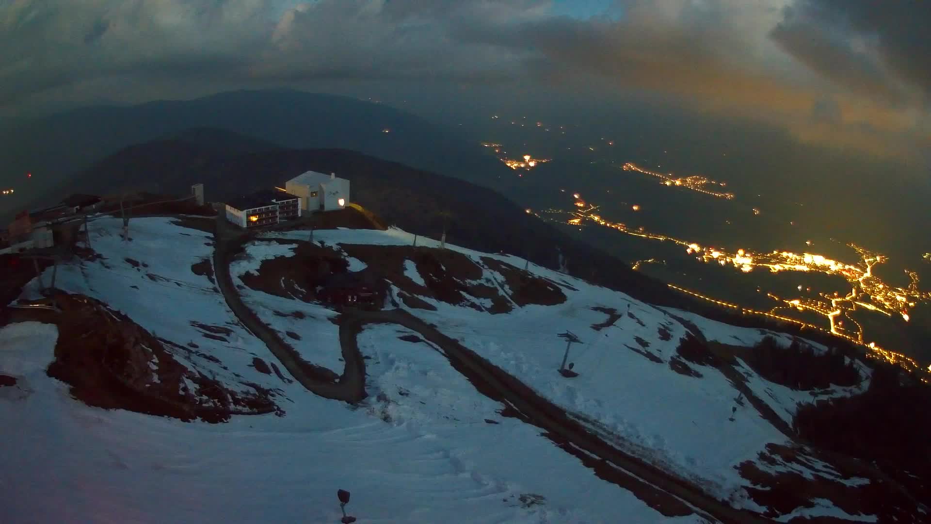 Cima estación de esquí Kronplatz | vista hacia Brunico