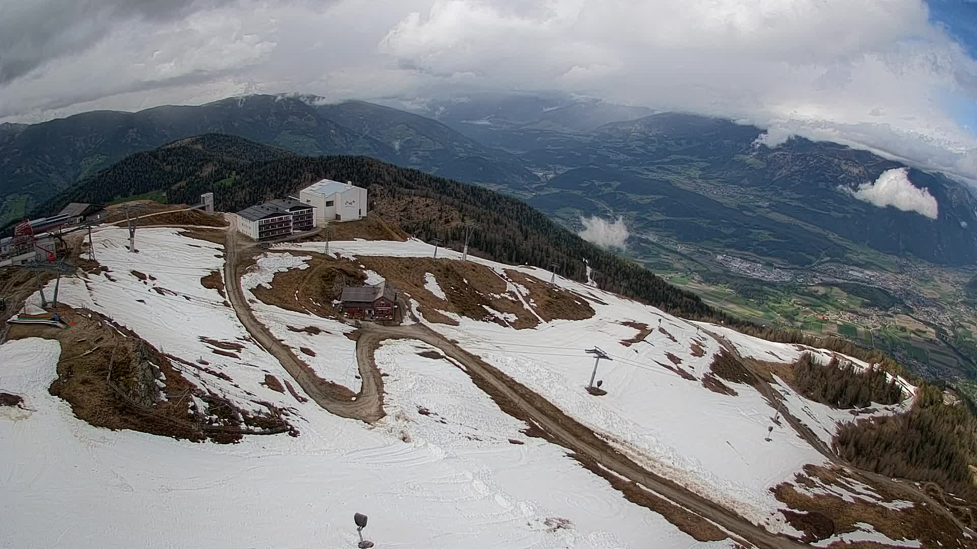 Cima estación de esquí Kronplatz | vista hacia Brunico
