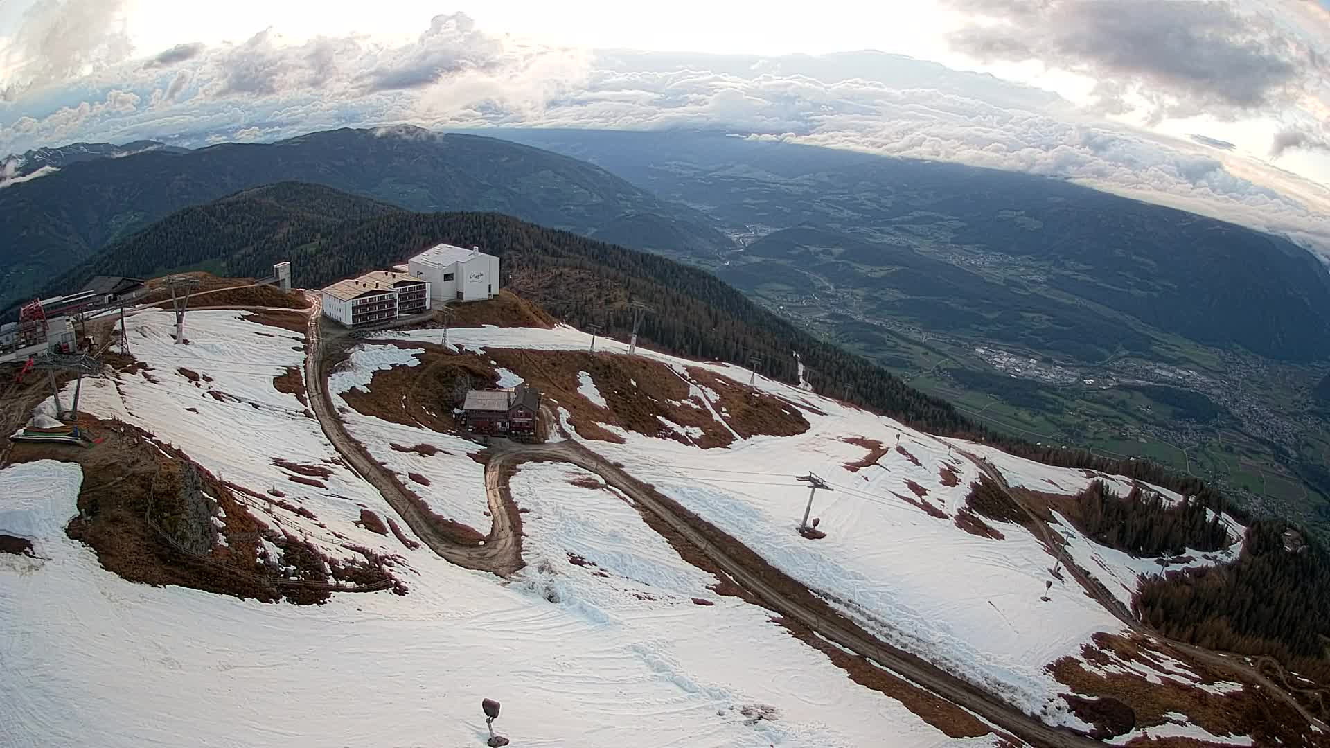 Cima estación de esquí Kronplatz | vista hacia Brunico