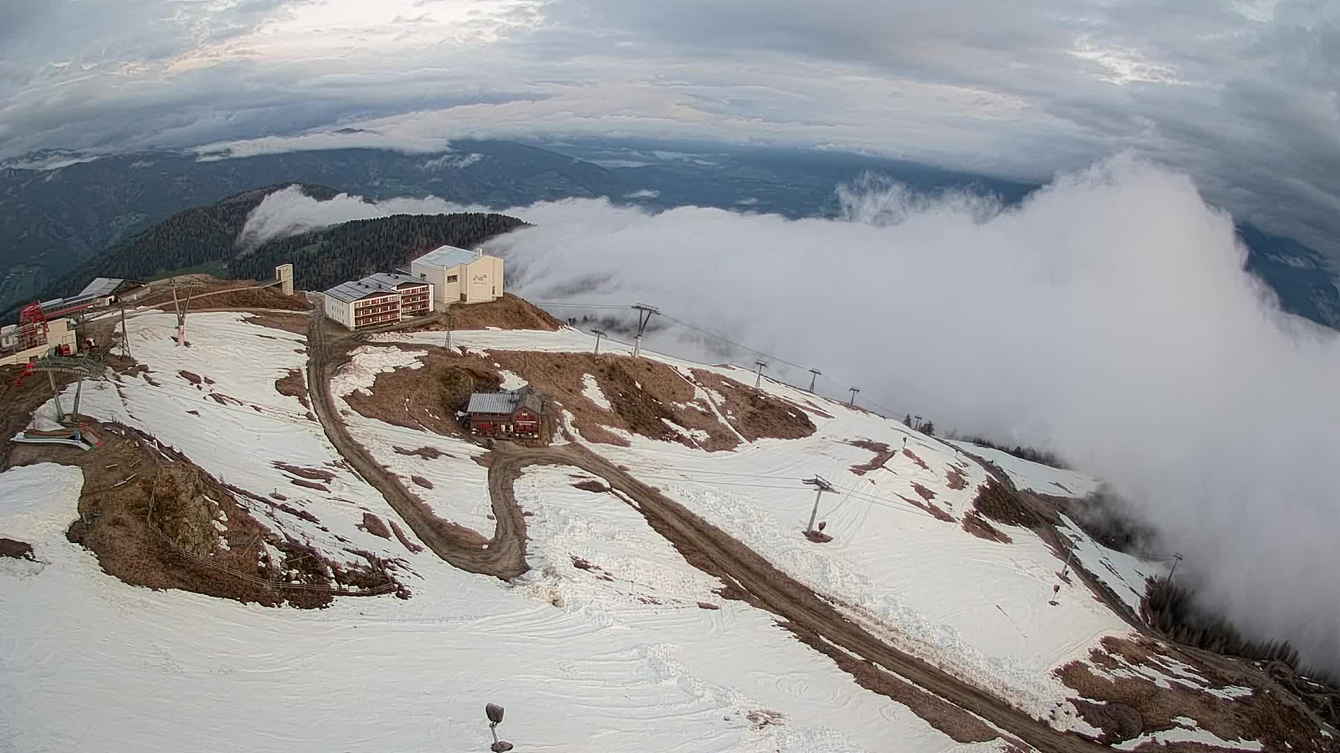 Cima estación de esquí Kronplatz | vista hacia Brunico
