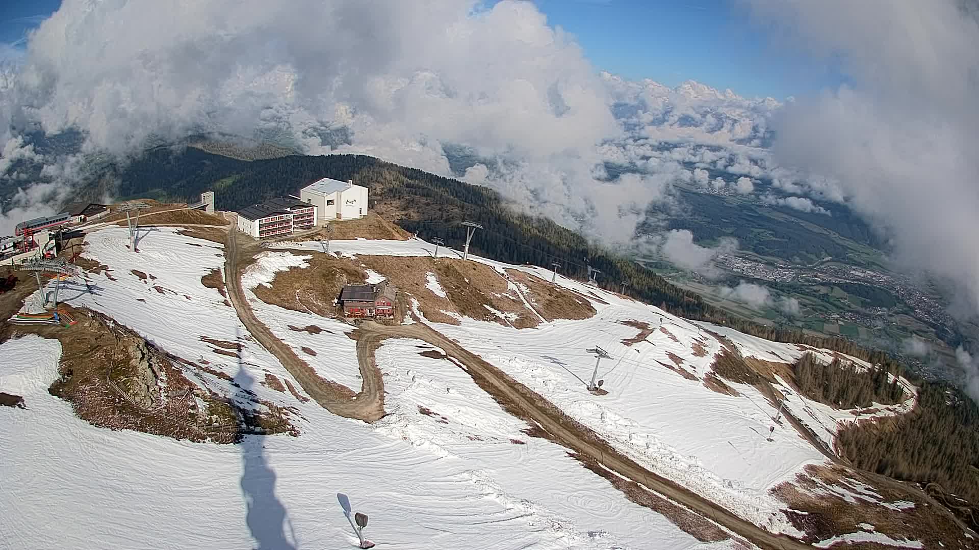 Cima estación de esquí Kronplatz | vista hacia Brunico