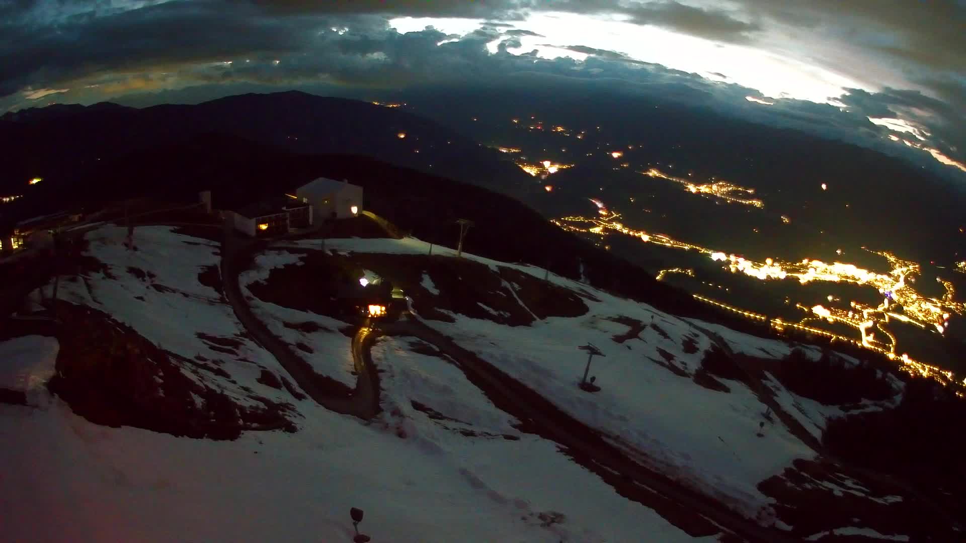 Cima estación de esquí Kronplatz | vista hacia Brunico