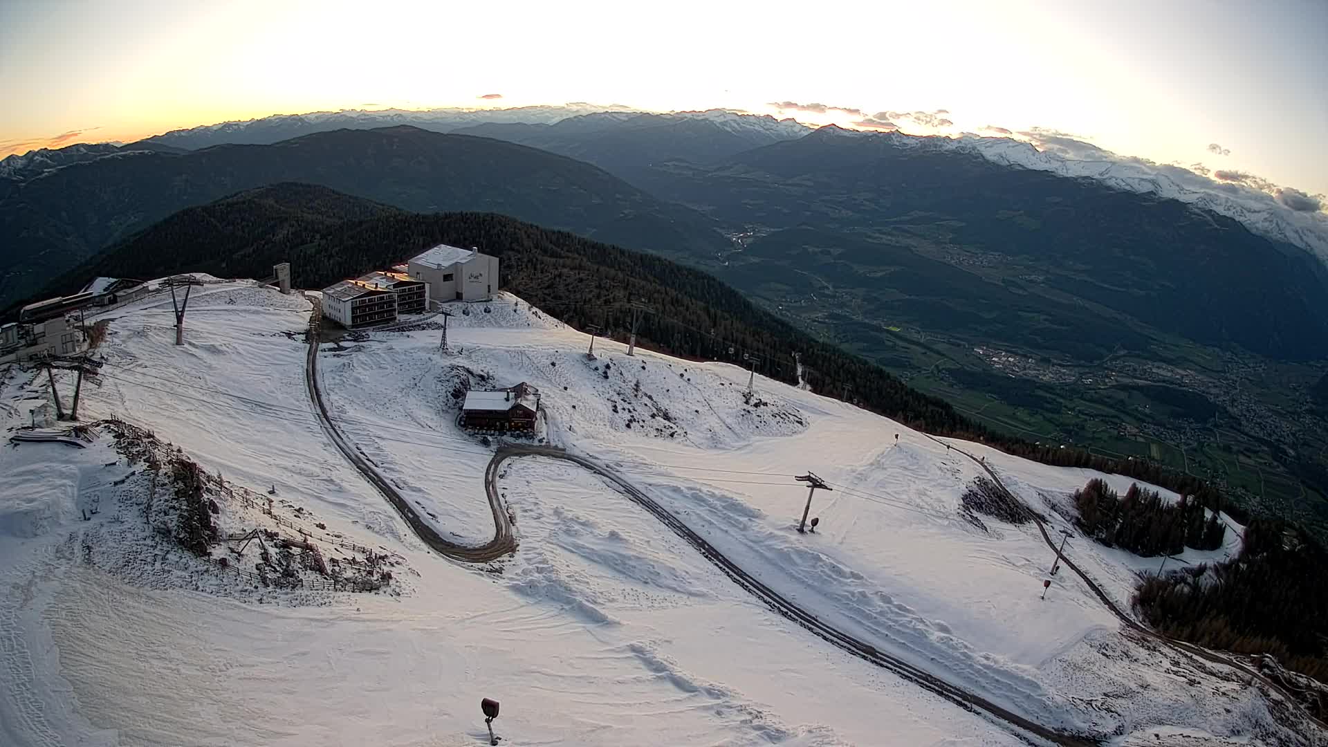 Cima estación de esquí Kronplatz | vista hacia Brunico