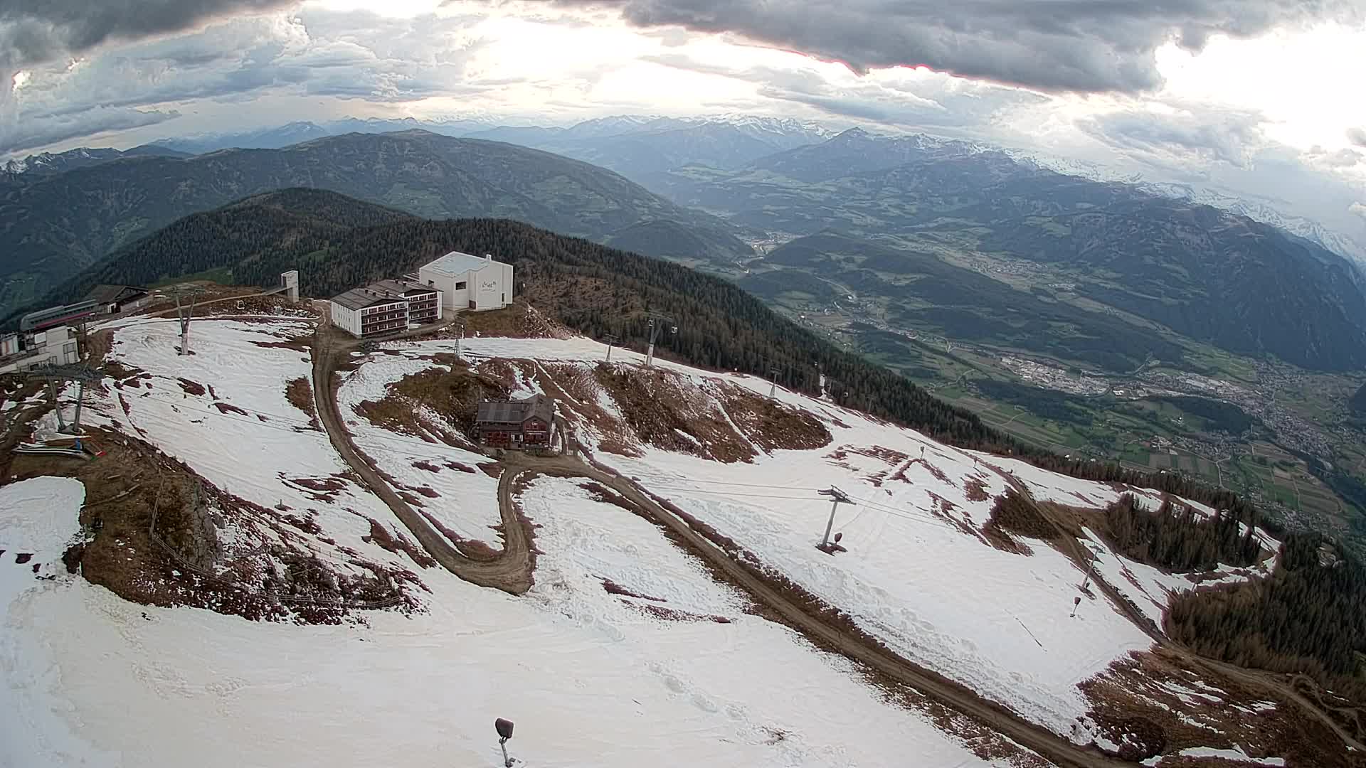 Cima estación de esquí Kronplatz | vista hacia Brunico